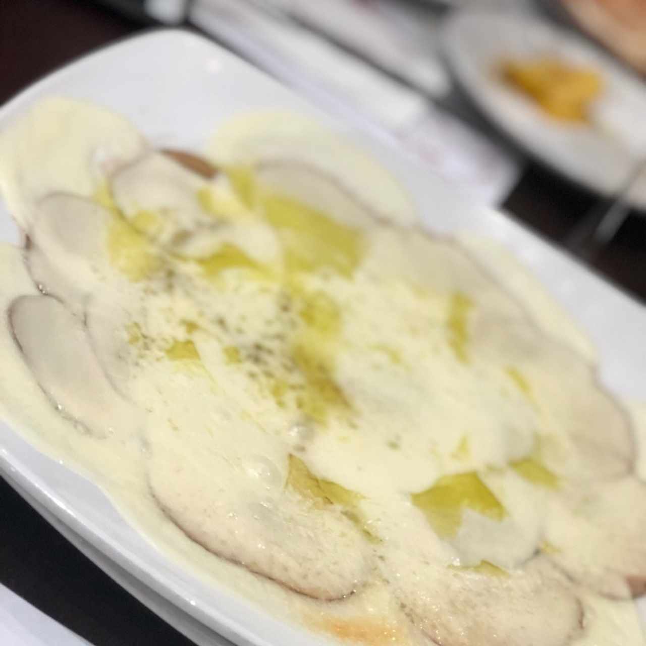 carpaccio de hongos portobelo con quedo provolone
