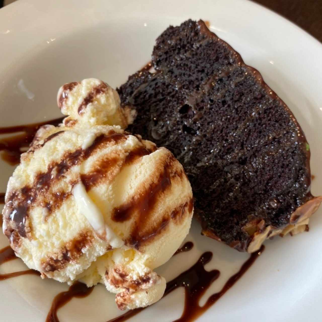 Postres - Chocolate Layer Cake con Helado