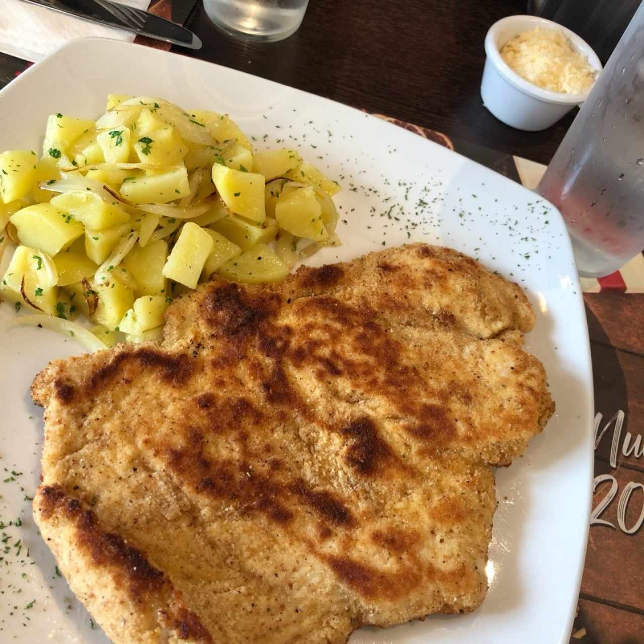 pollo apanado con papas salteadas