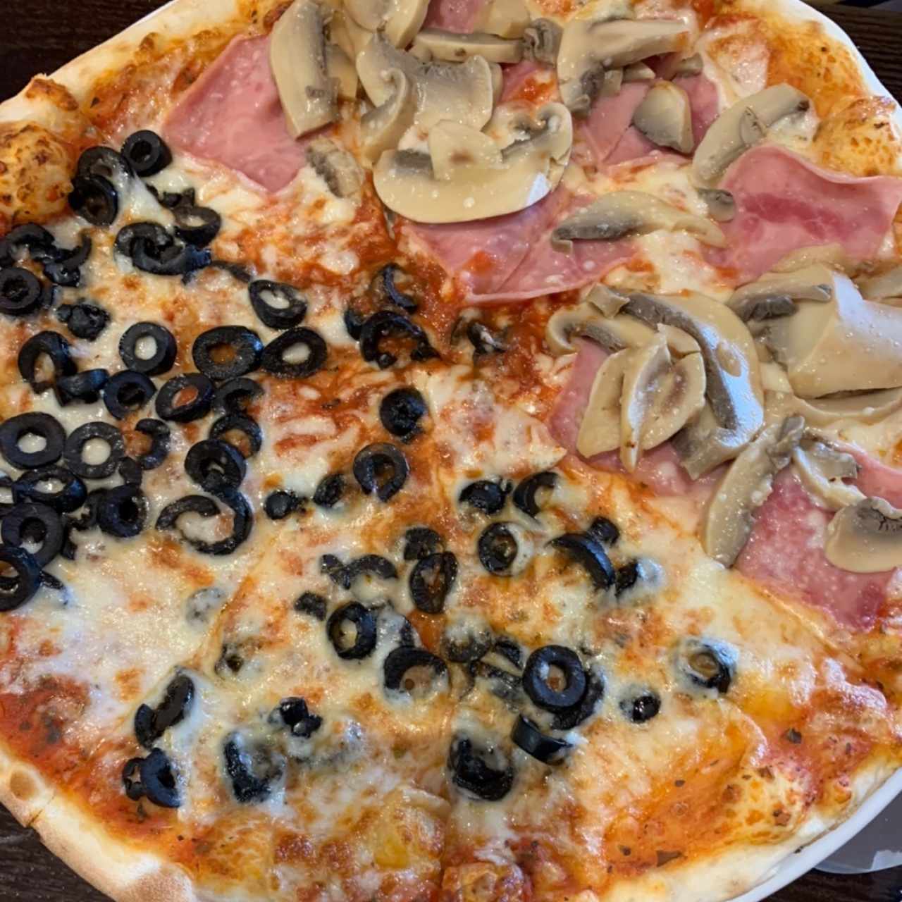 pizza mitad aceitunas negras mitas jamón y hongos
