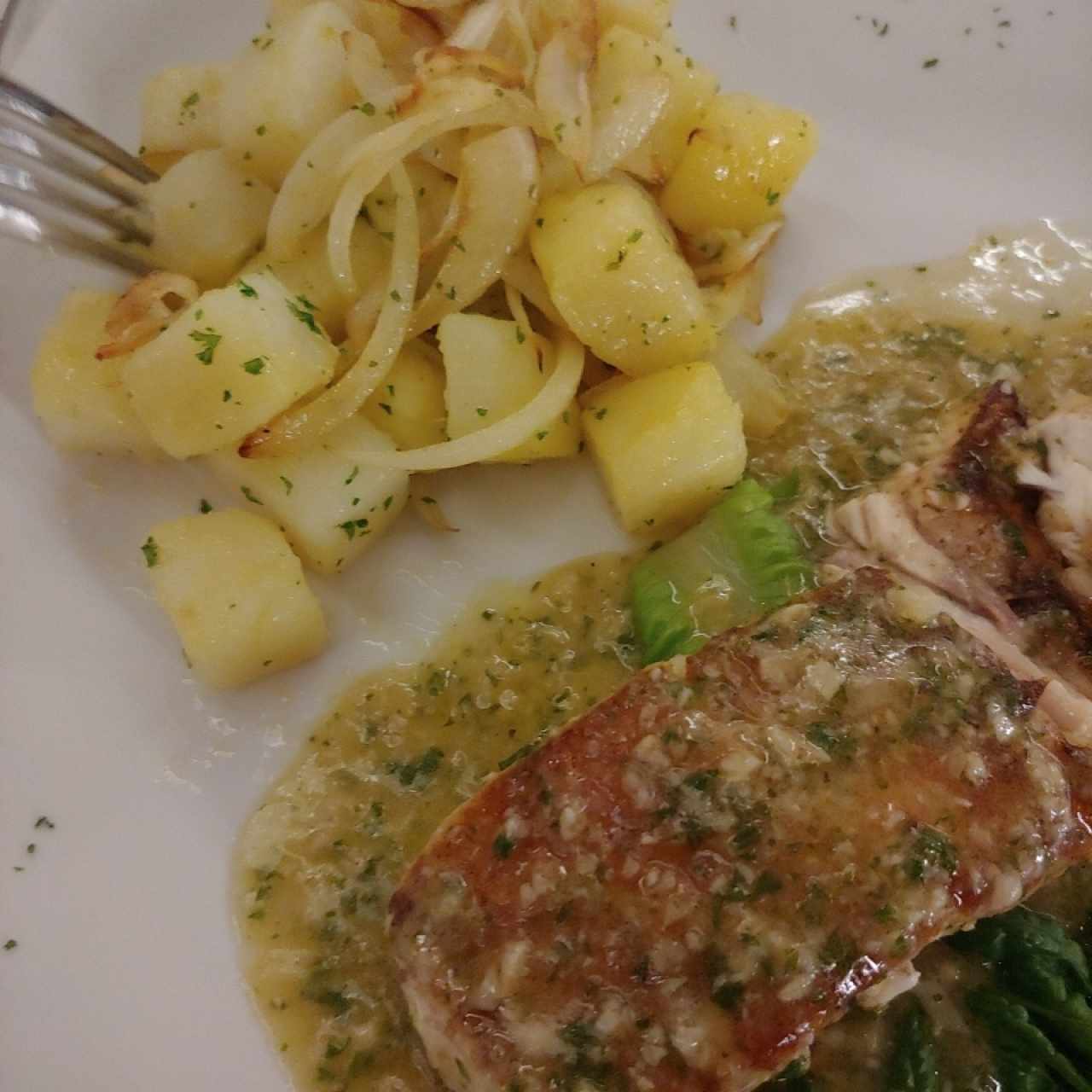 corvina al ajillo + papas salteadas