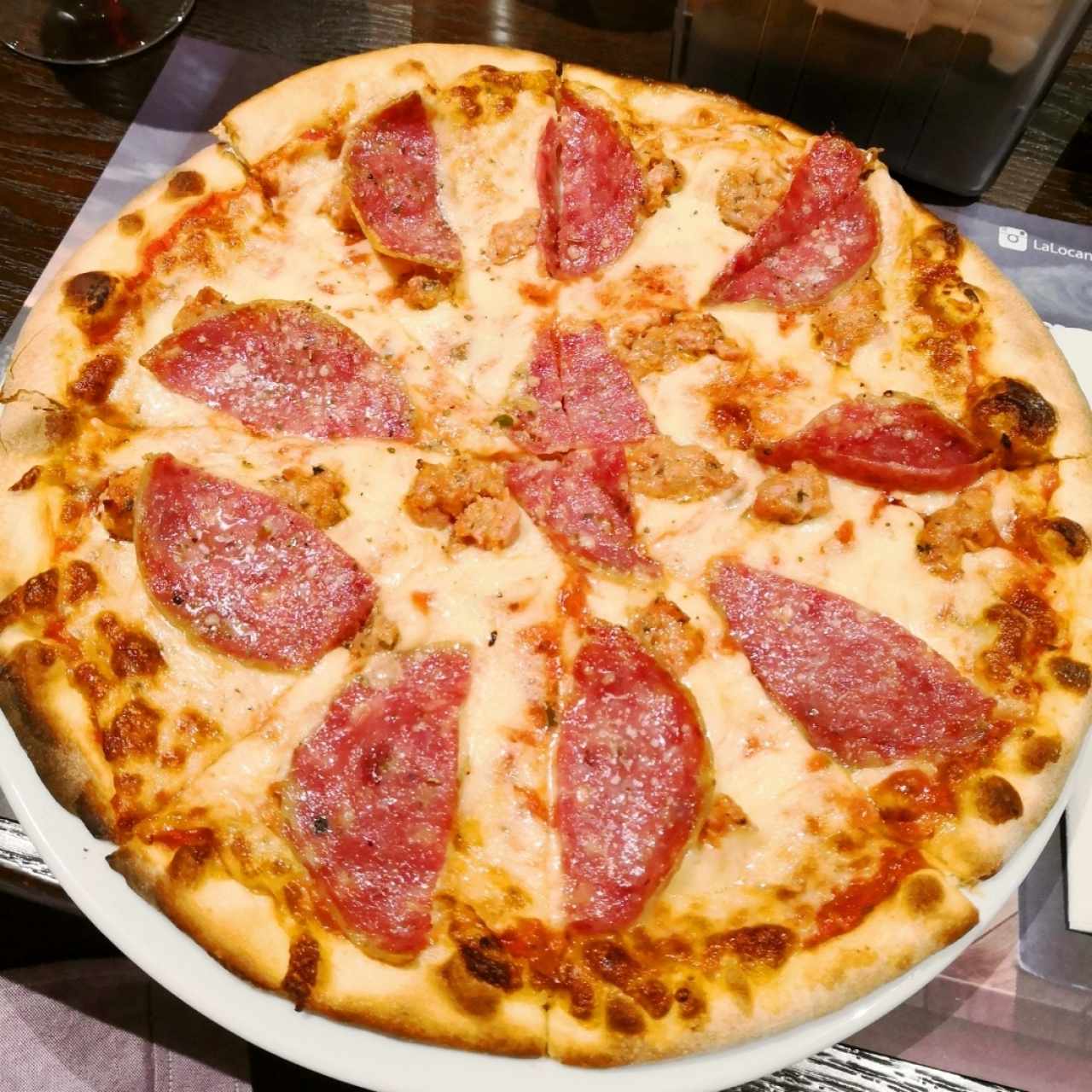 Pizza de salami y salchicha italiana