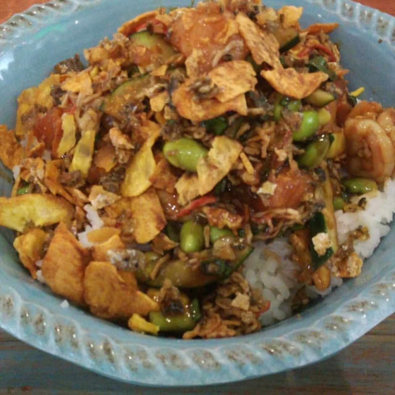 poke con camarones, salmon, edamame, pepino etc. con salsa anguila y teriyaki