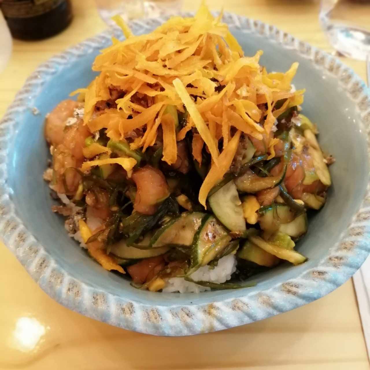 poke con wakame, pepino, aguacate, edamame, camote, salsa teriyaki y anguila