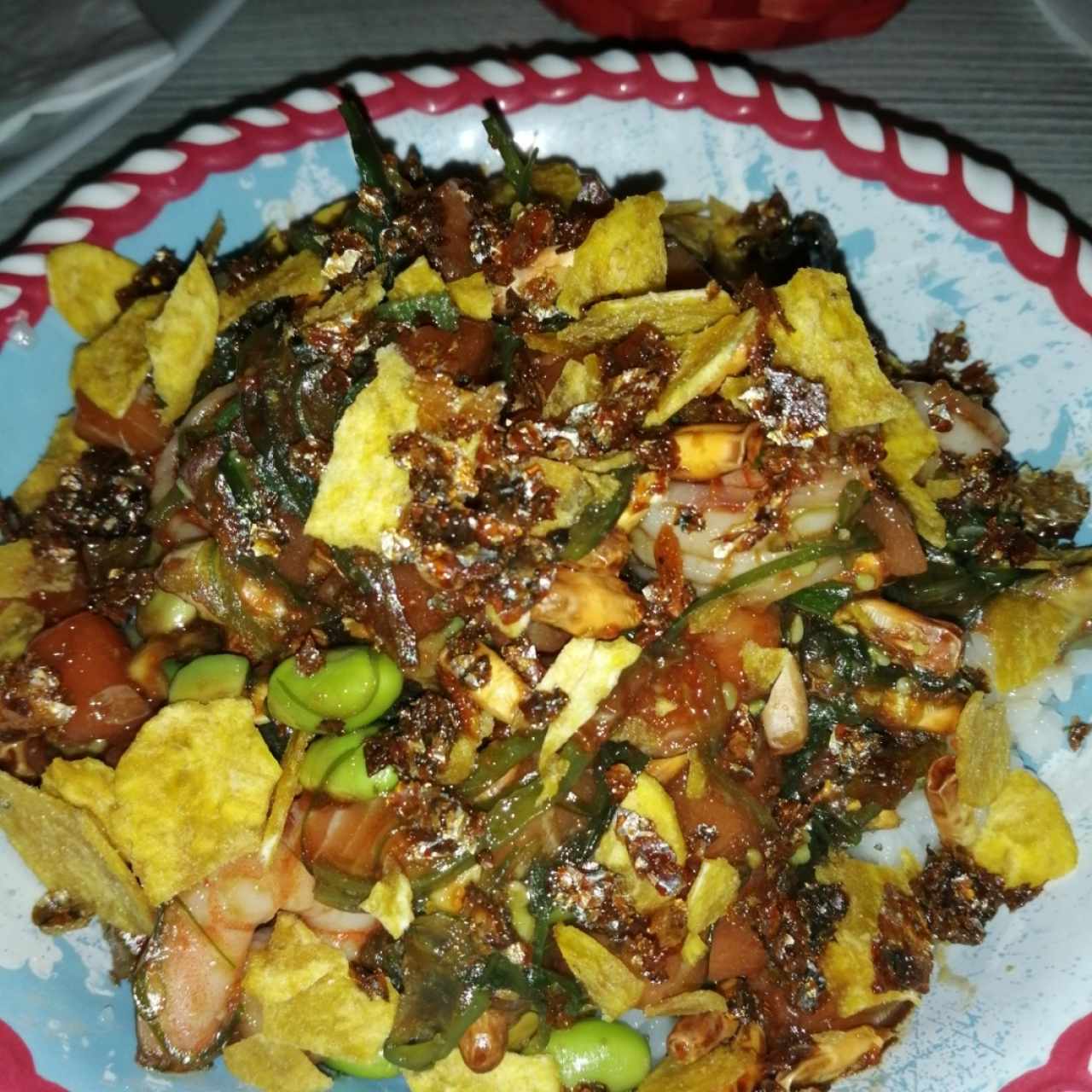 poke armado con escama de pescado, teriyaki, anguila, maiz peruano, wakame