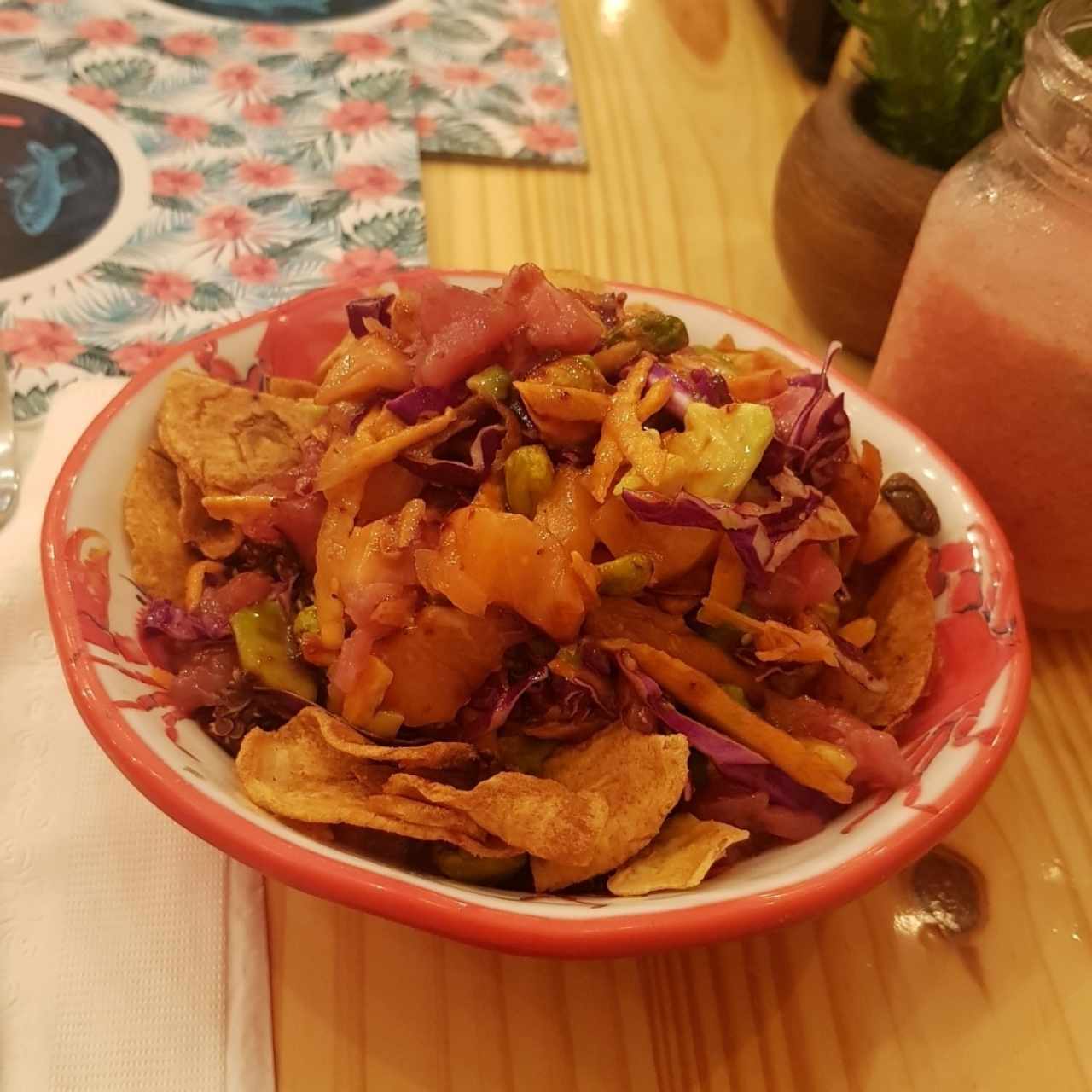 bowl de salmón, atún, aguacate y plátano maduro