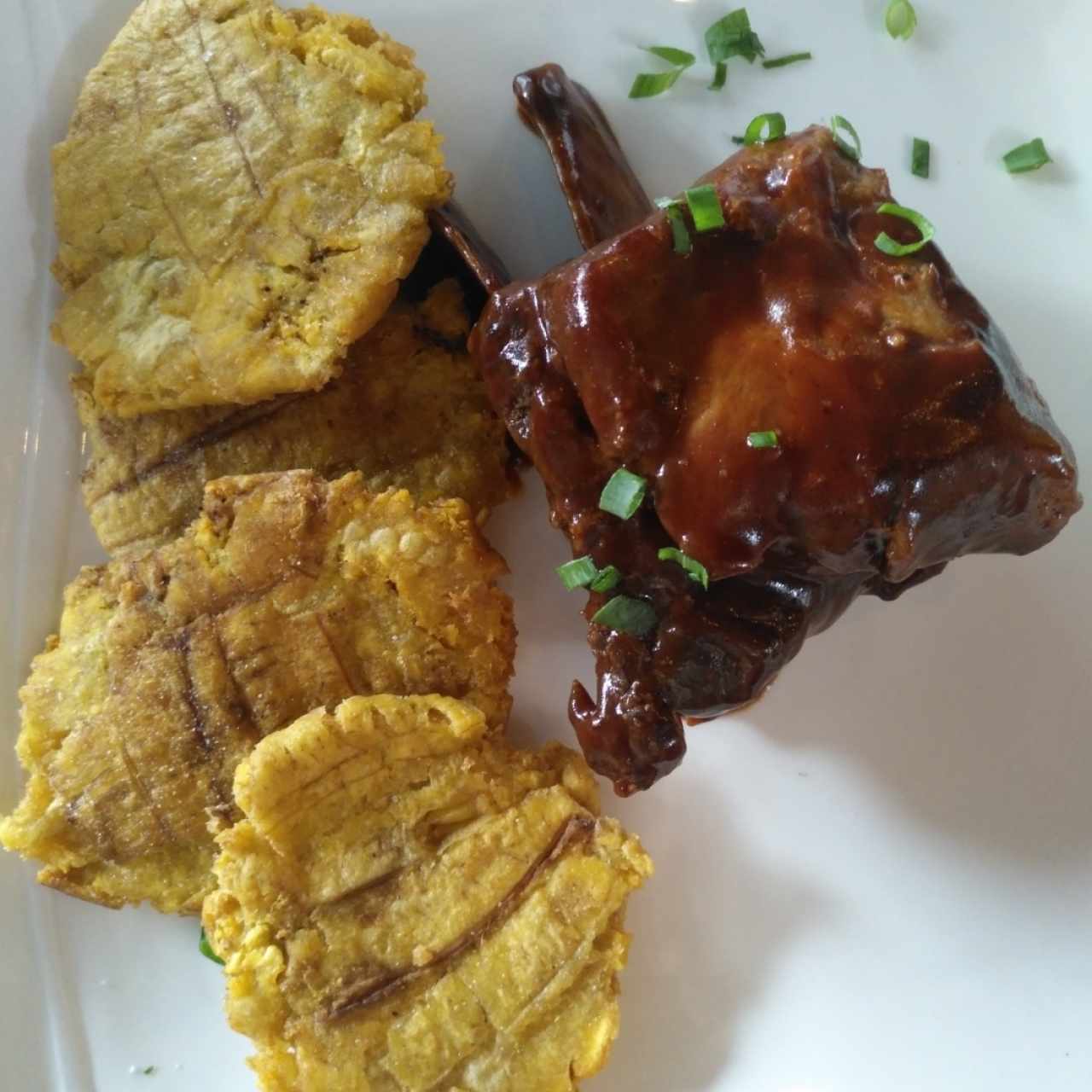 Ribs en salsa BBQ con Patacones