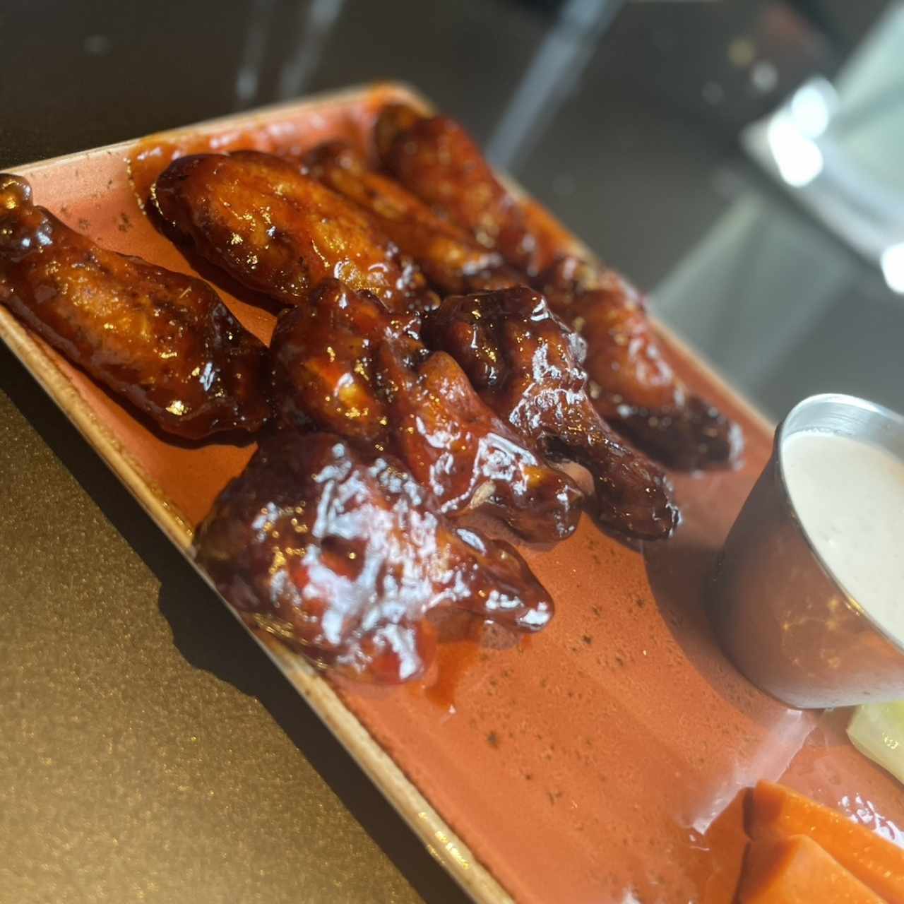 Alitas bañacas en salsa bbq 