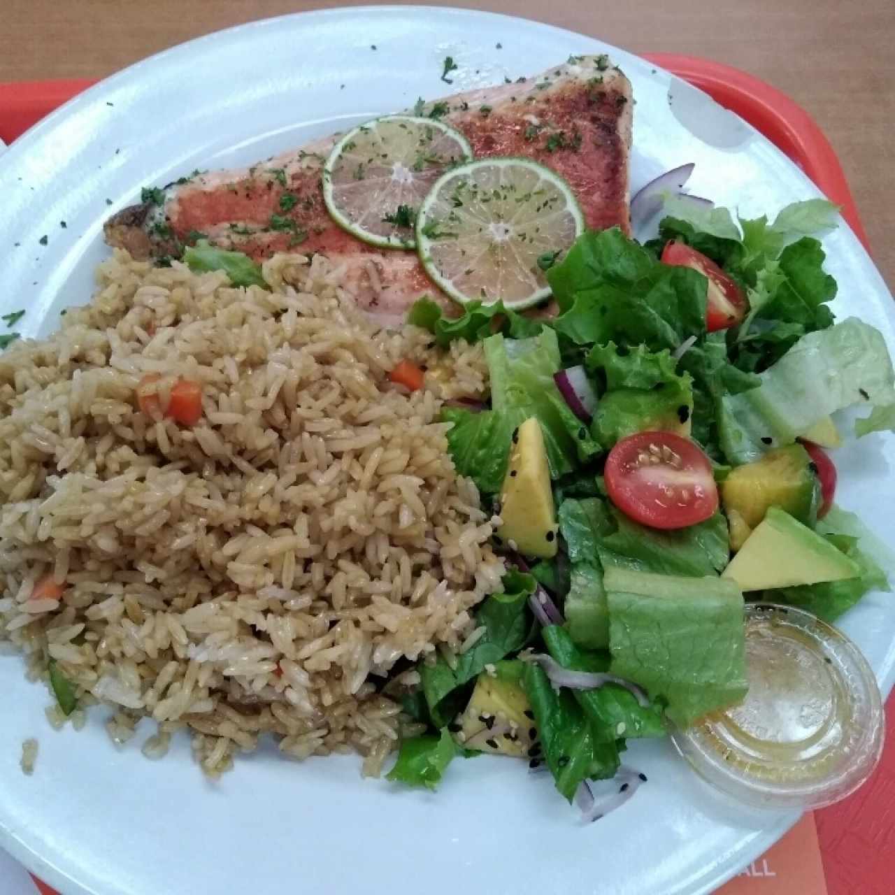 salmon con ensalada de aguacate y arroz con.zukini