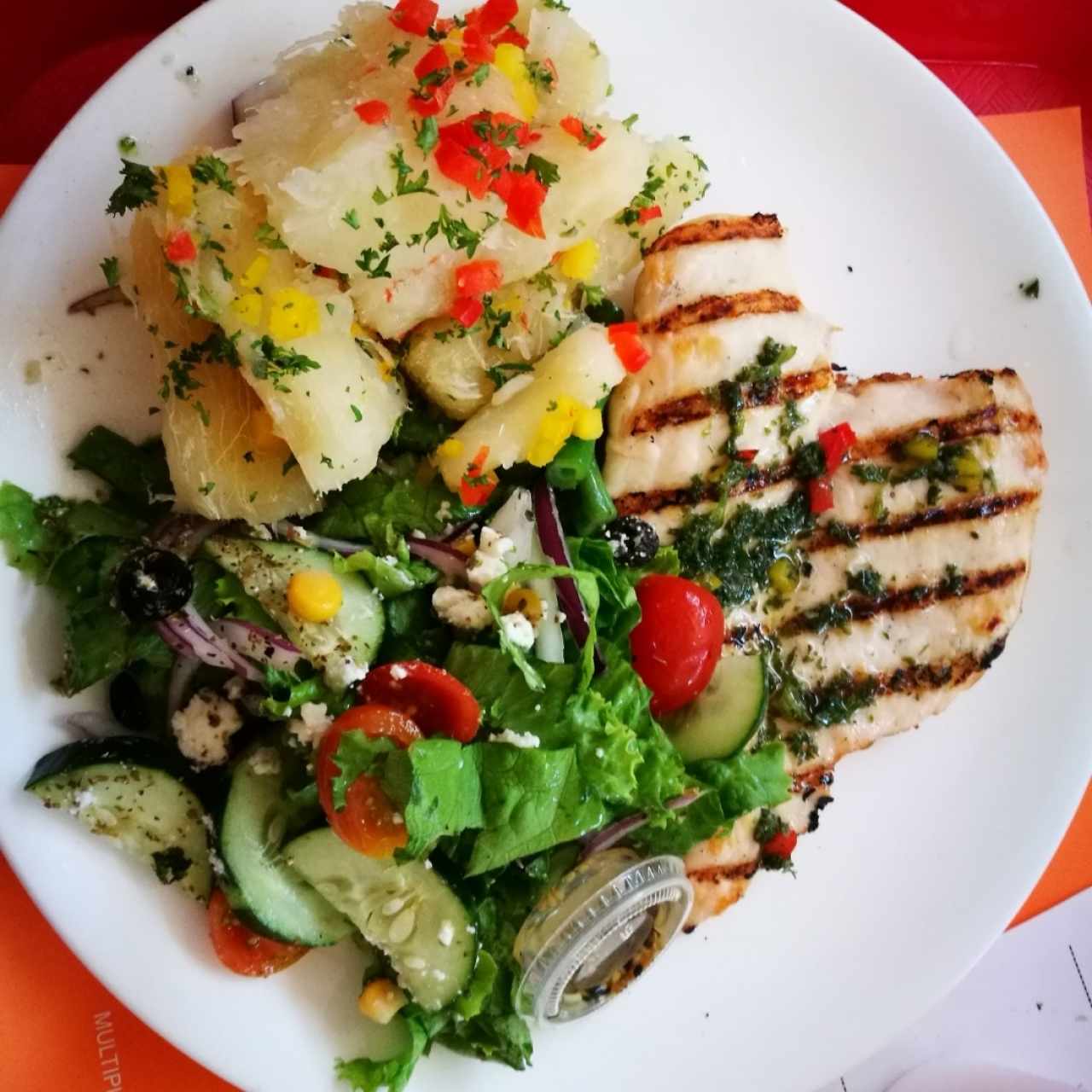 pollo al grill , ensalada griega y yuca hervida 