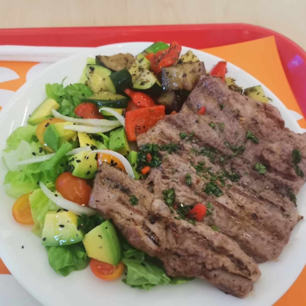 Grill steak con ensalada y vegetales 