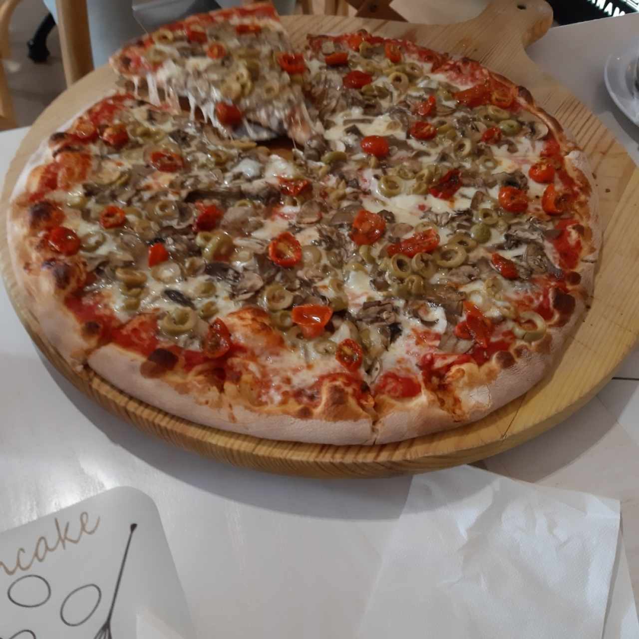 pizza familiar con hongos, aceitunas y tomates cherry