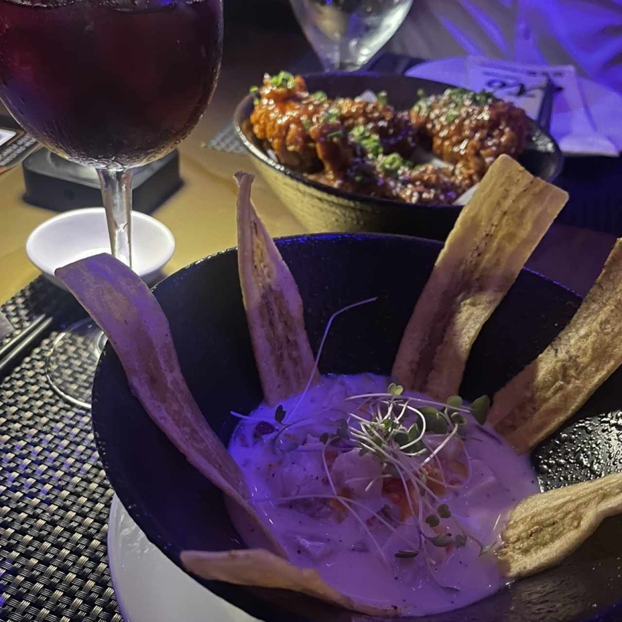 Ceviche de pescado en leche de tigre y bufalo wings corranas 