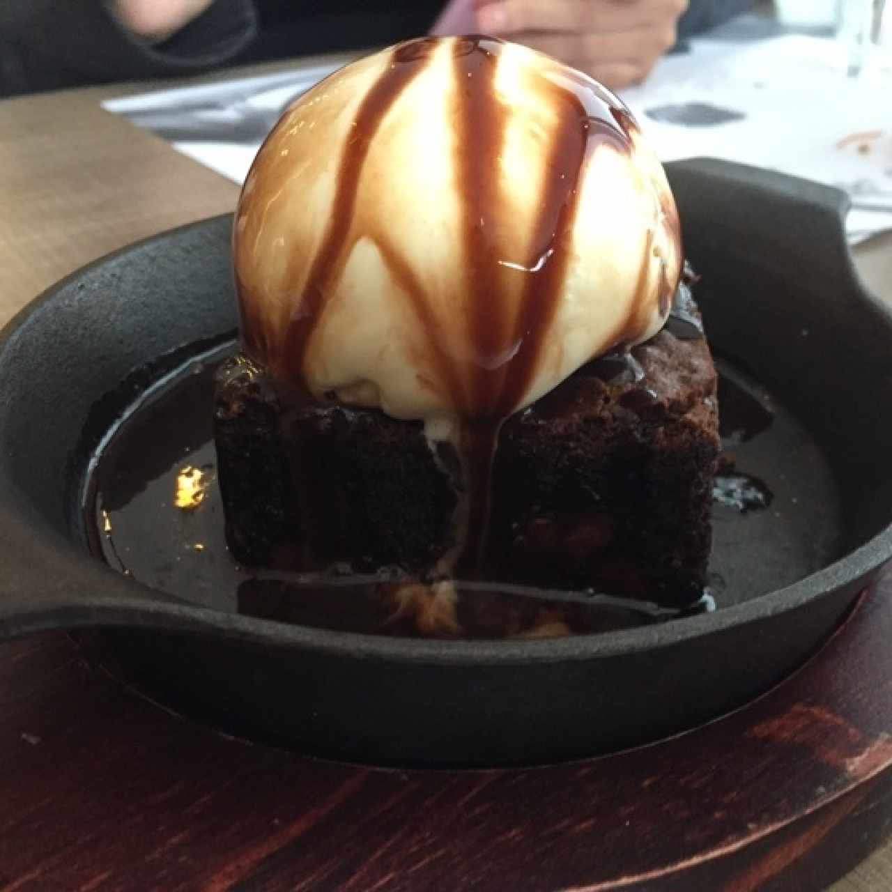 Brownie con helado