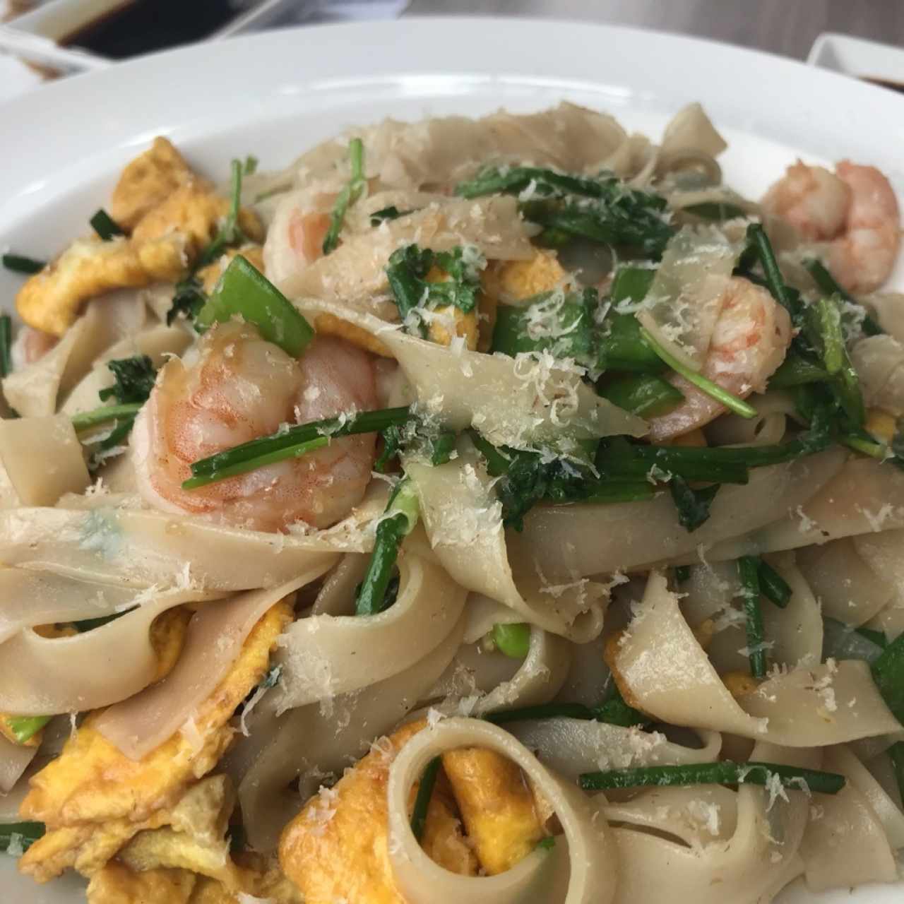 PAD THAI (Fideos de Arroz con langostinos 🦐, brotes de soja, salsa de pescado, snow peas, cebollina, omelette, cilantro🍀 y limón 🍋