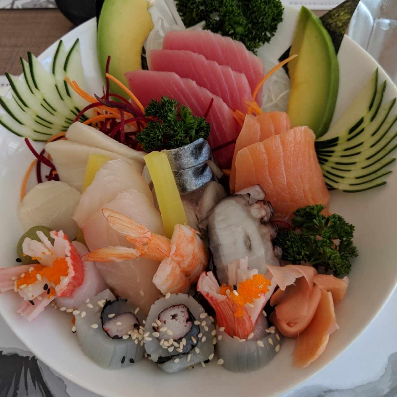 Plato de sashimi con arroz