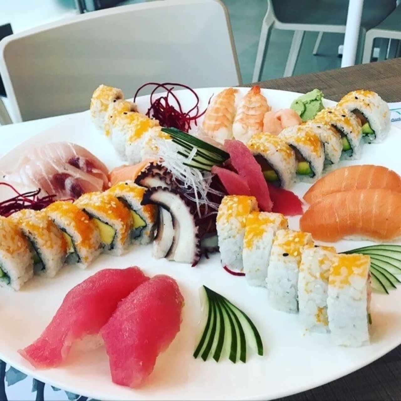 Sushi mixto especial (para 2 personas) - 41$