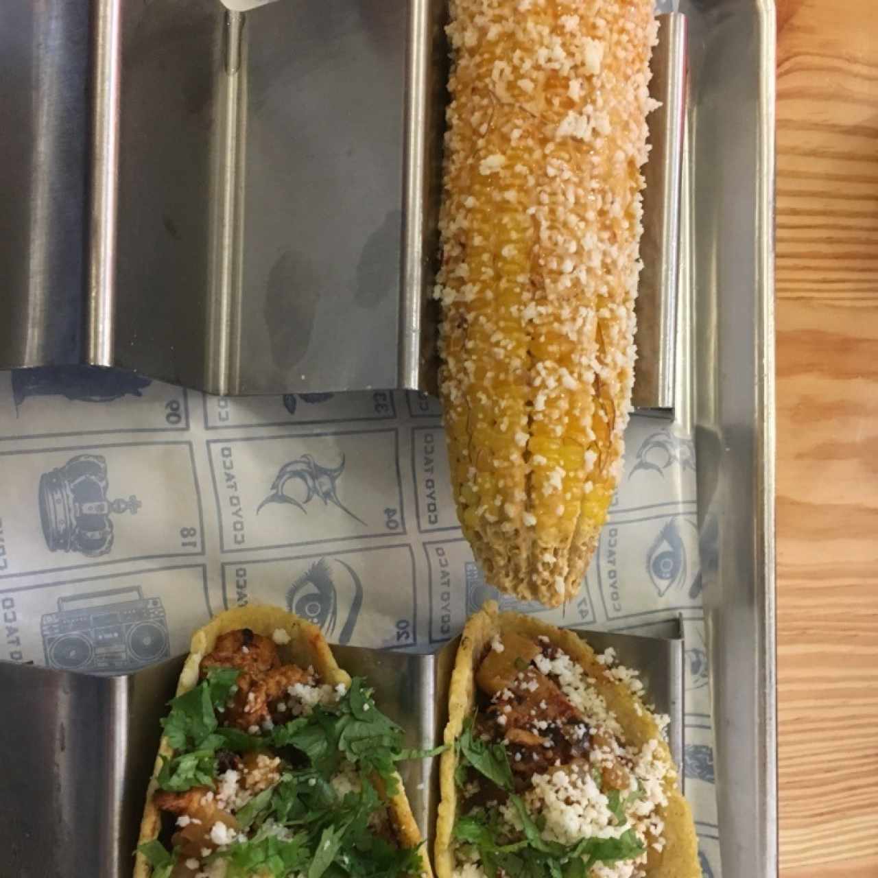 Tacos al pastor y Elote