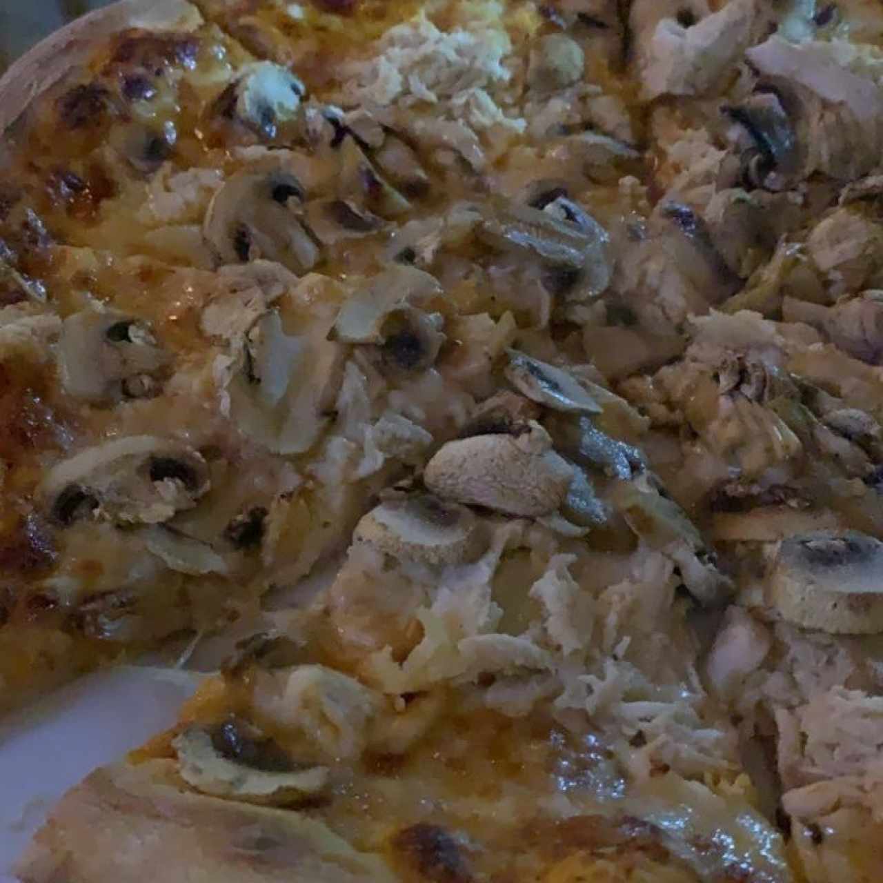 Pizza de pollo con champiñones