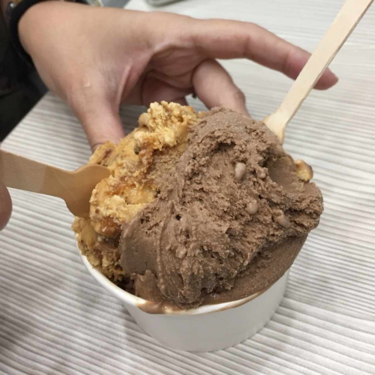 helado dulce de leche y brownie, con helado de chocolate