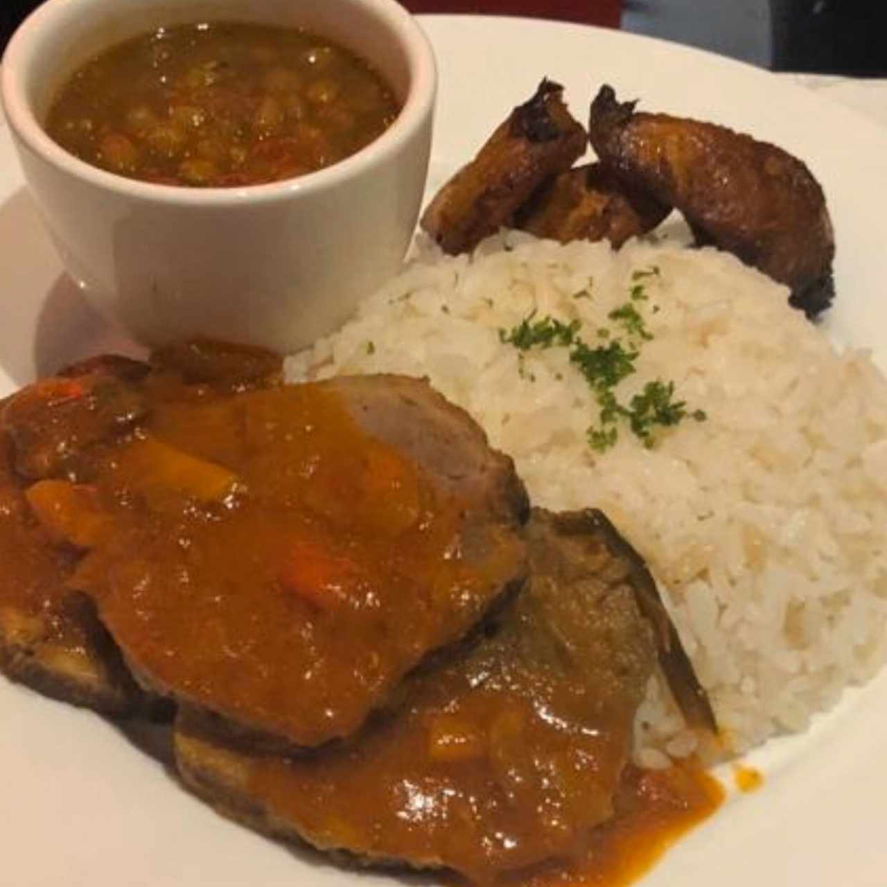 Carne, frujoles y arroz blanco