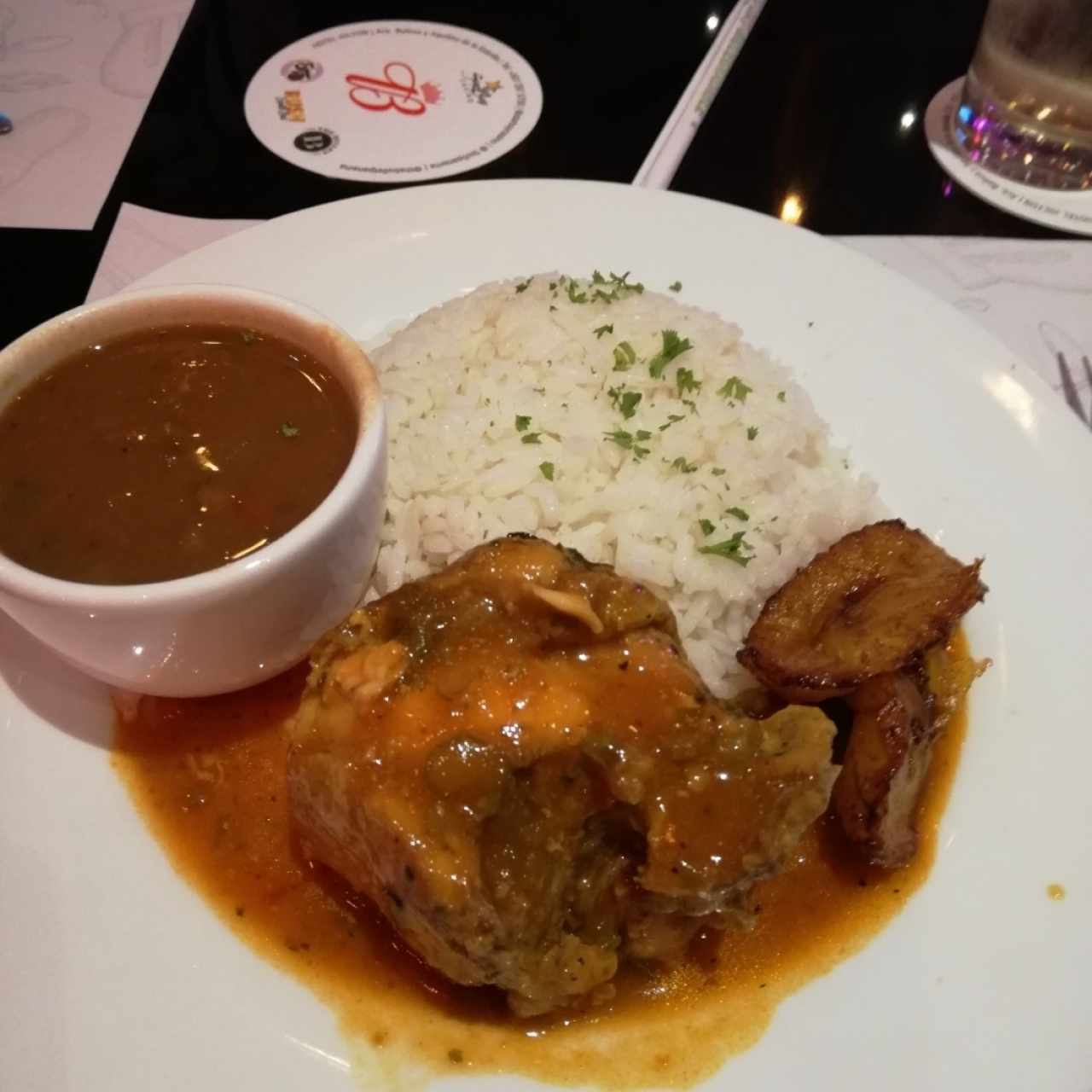 Pollo guisado, arroz blanco, frijoles, tajadas - Plato fuerte