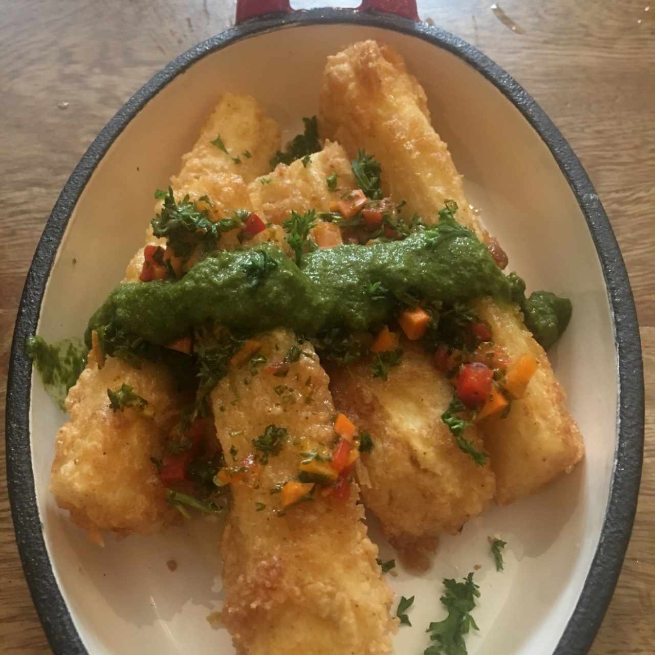 yuca frita con chimichurri