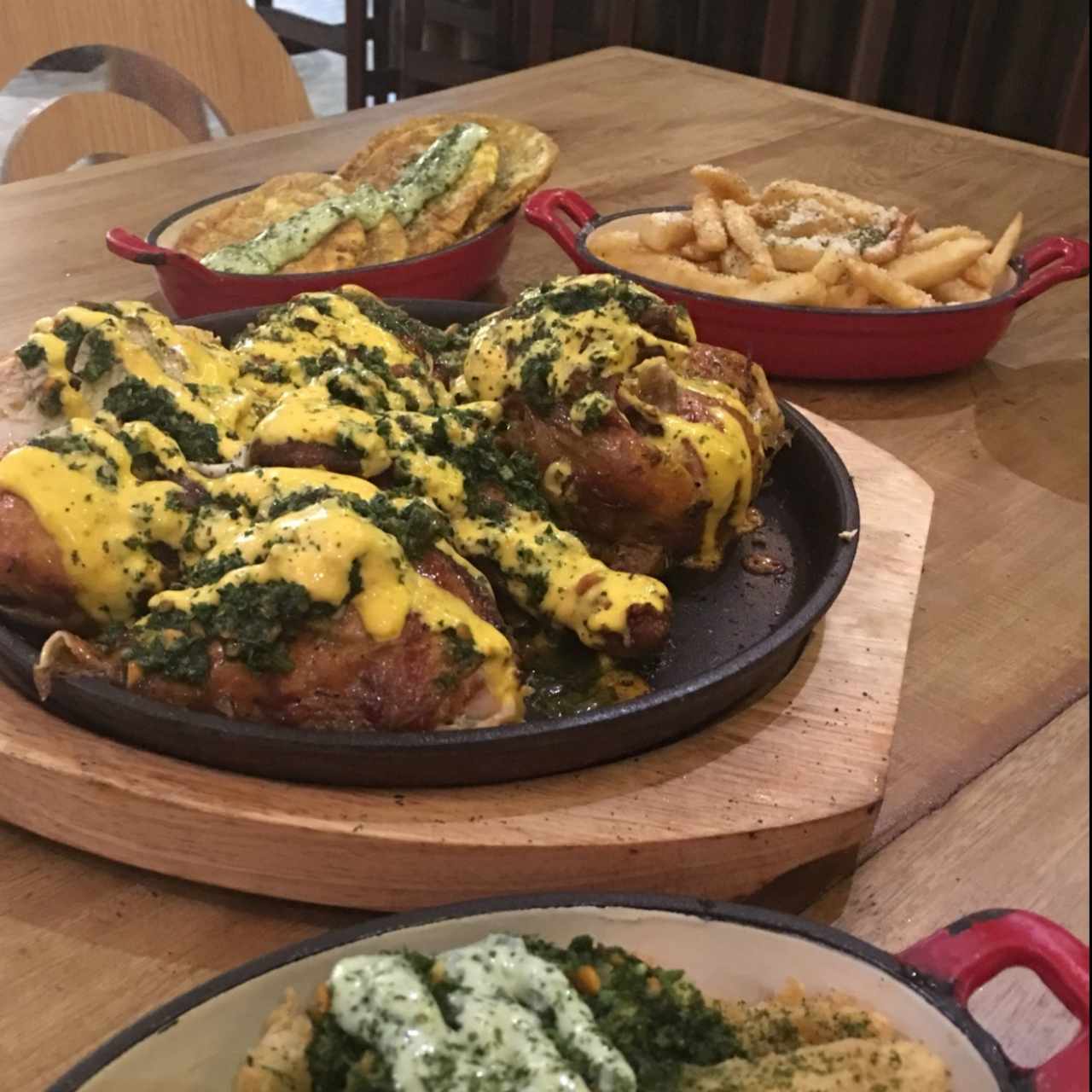 Pollo Perú, paracones, papas y yucas