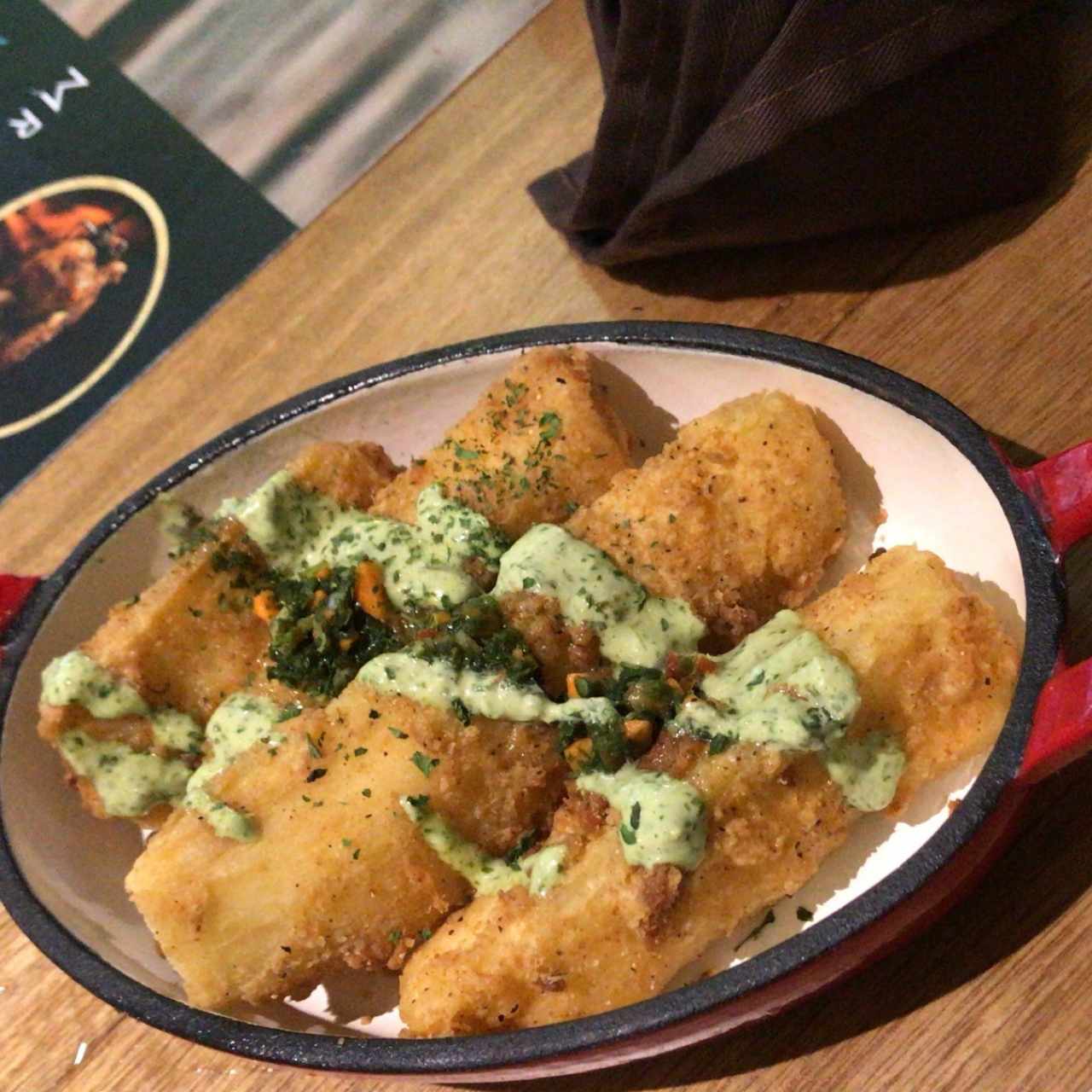Yucas fritas con Chimichurri