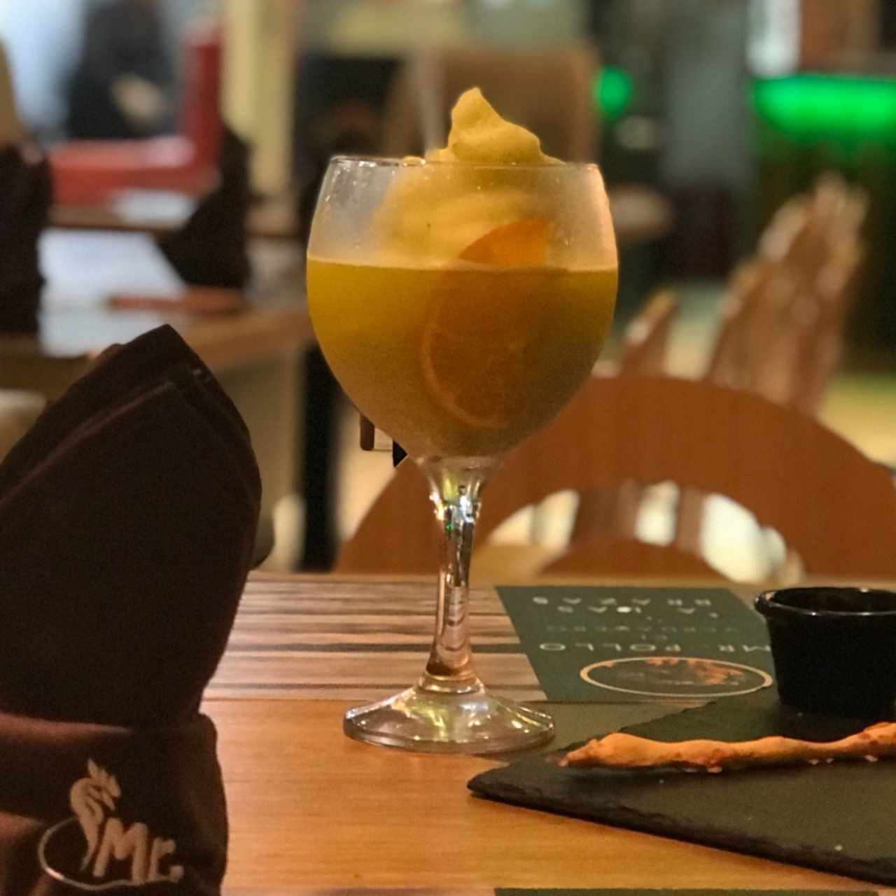 jugo de naranja con hierba buena