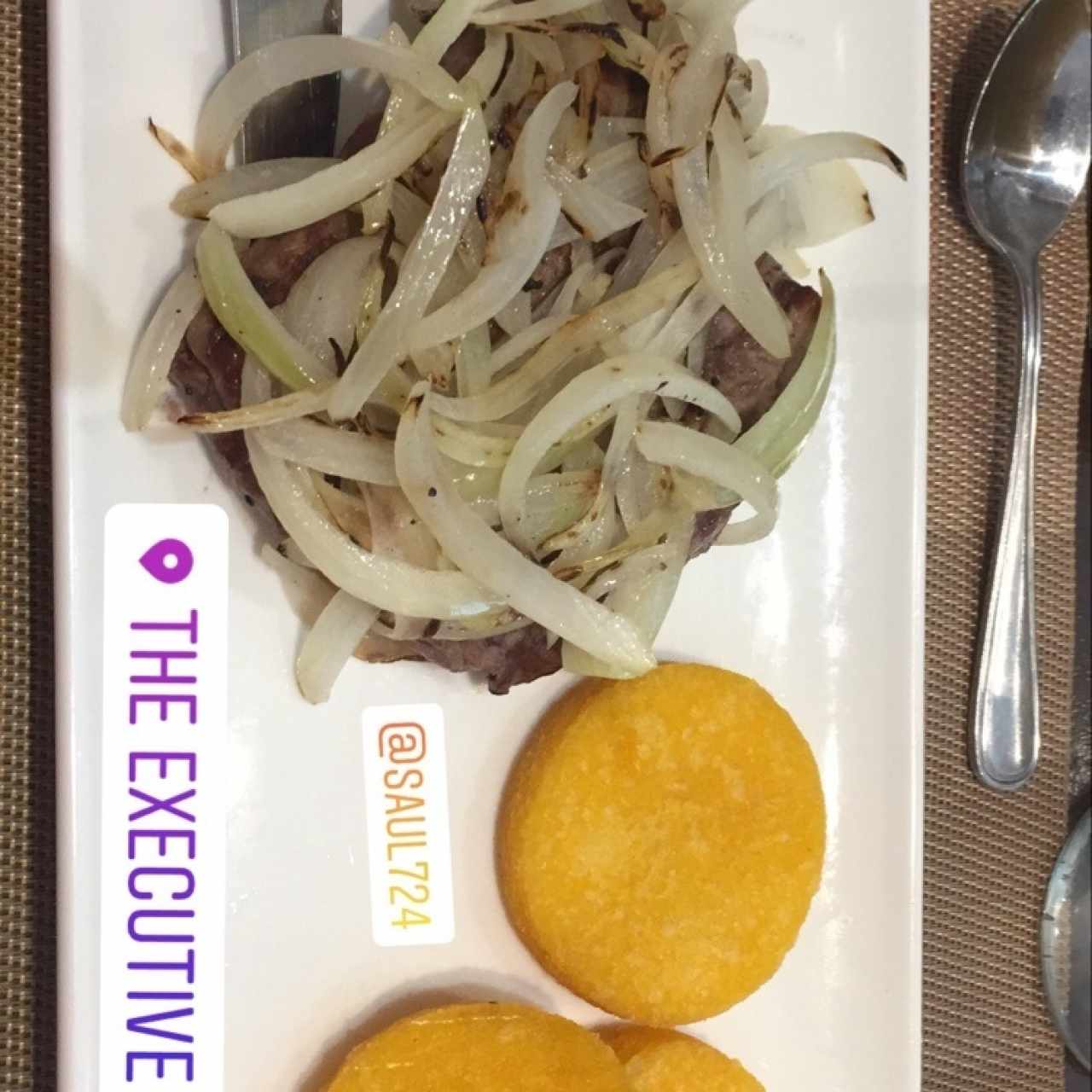 Bistec encebollado con tortillas
