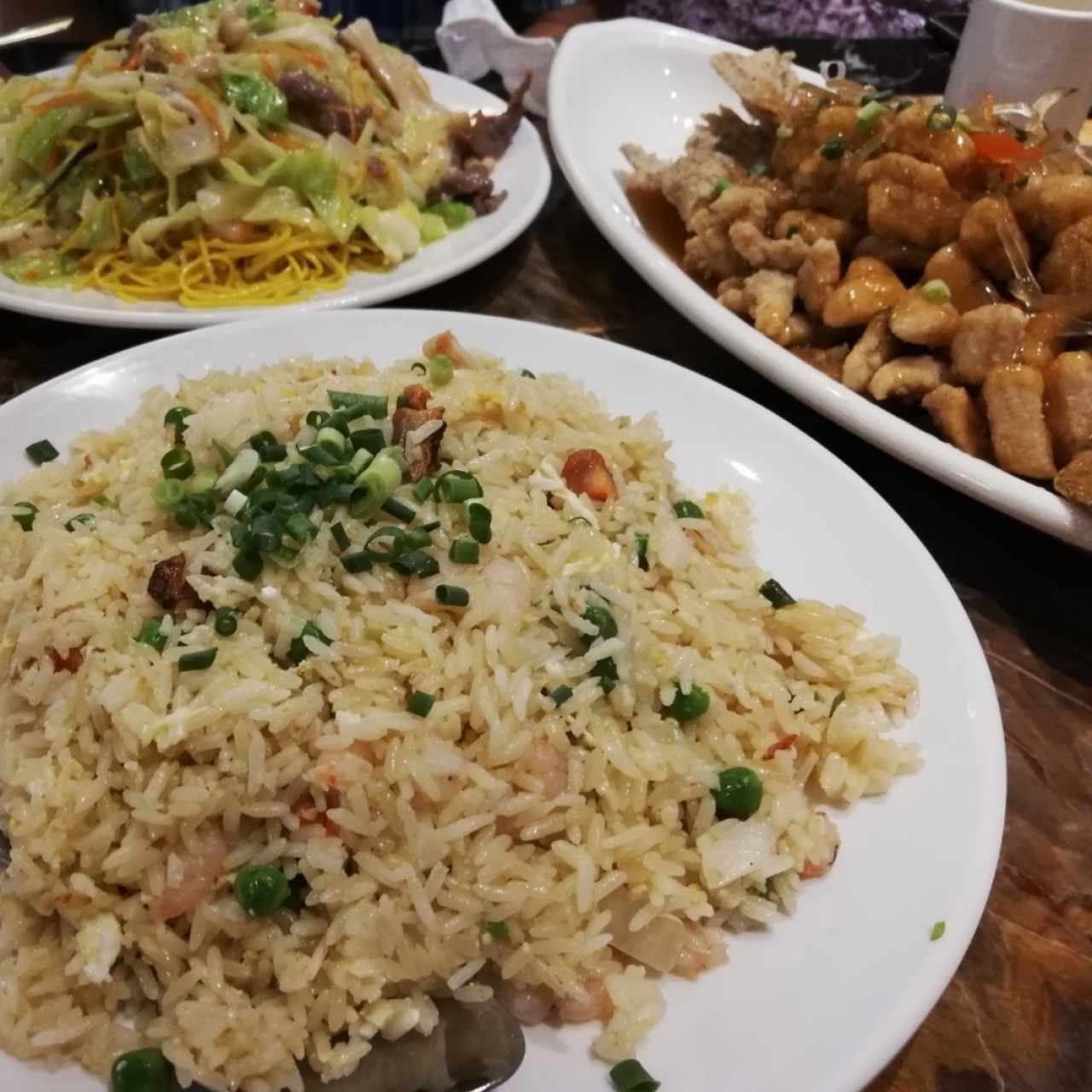 Arroz a la Cantón, Chow mein de combinación y pescado frito en salsa agridulce