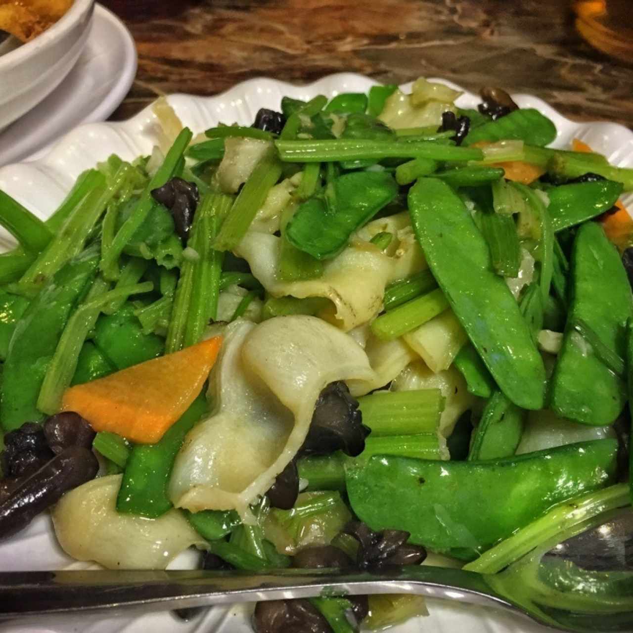 Salteado de caracol con vegetales y algas