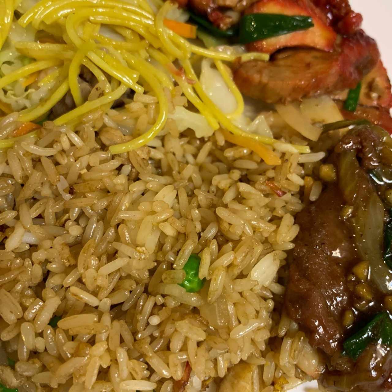 arroz fruto tradicional, show mein combinacion, carne a la plancha y puerco asado