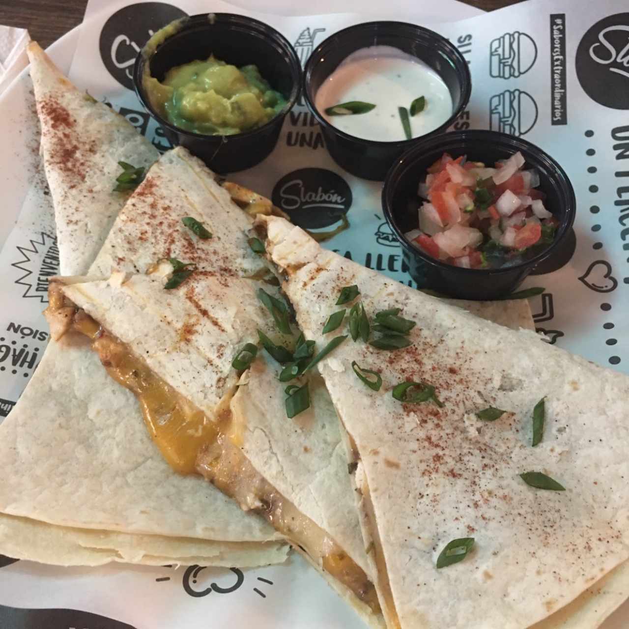 quesadillas de pollo con guacamole y pico de gallo