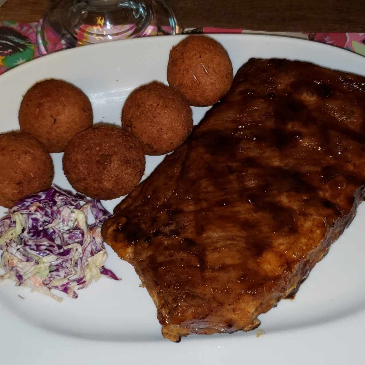 ribs glaseadas de whisky y yuca