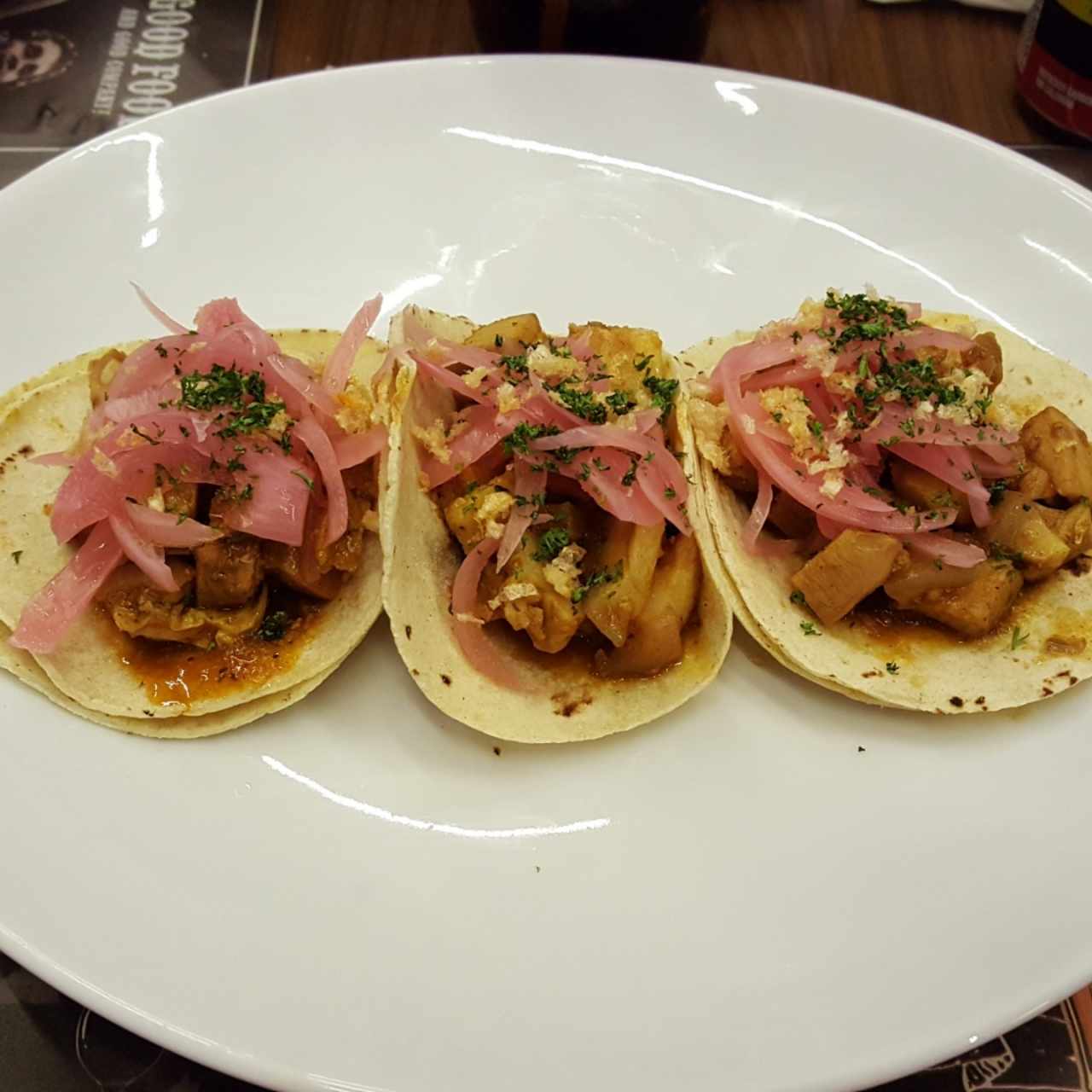 Tacos de Costilla y Chicharrones