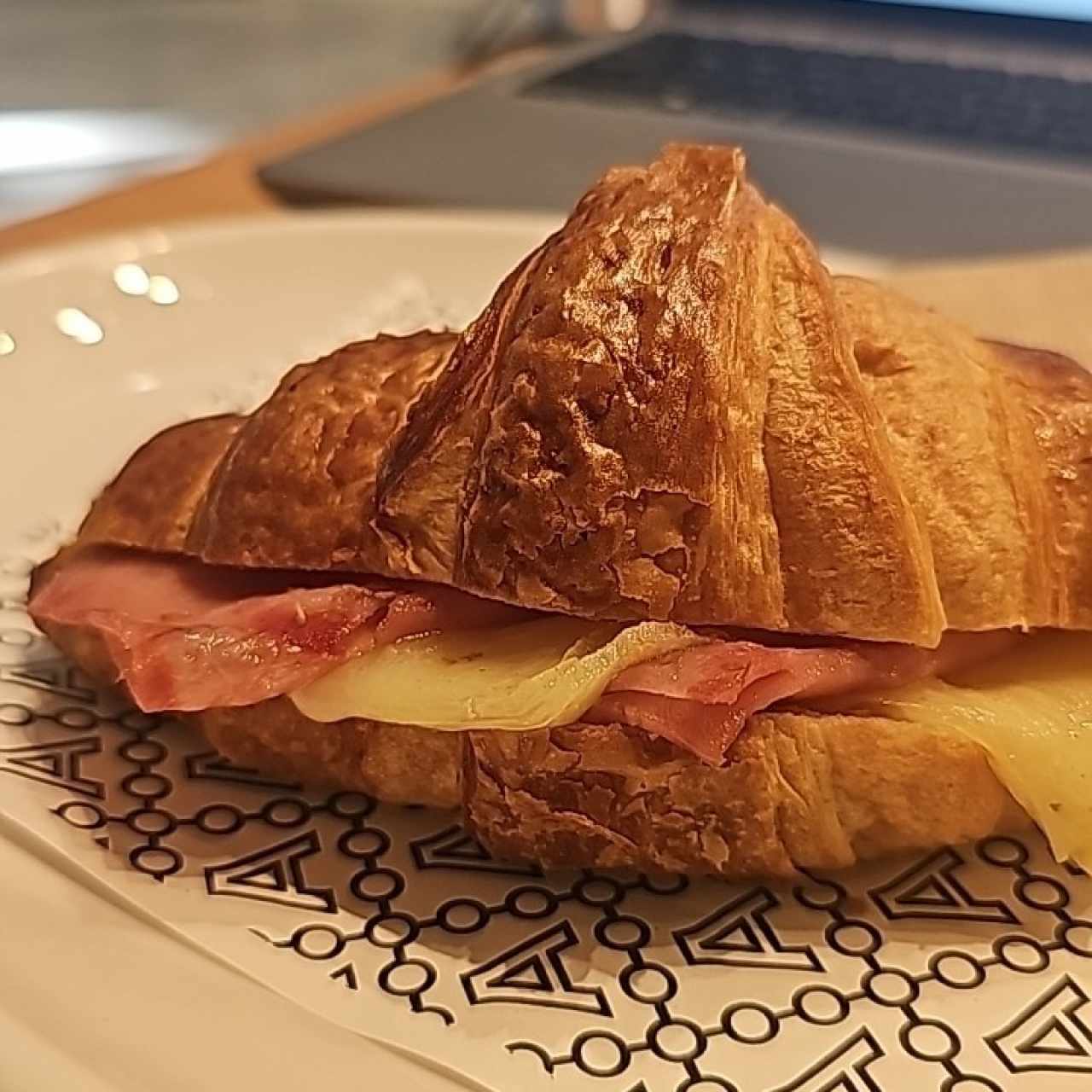 Croissant relleno de jamón y queso