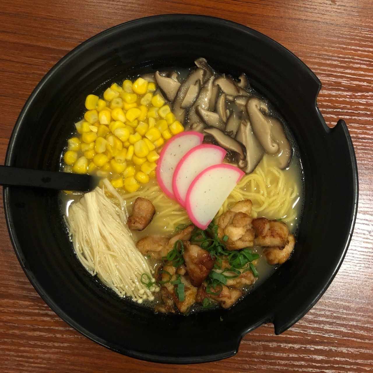 Ramen con base de pollo y gengibre, pollo, fish cakes, shitake, maiz, hongos