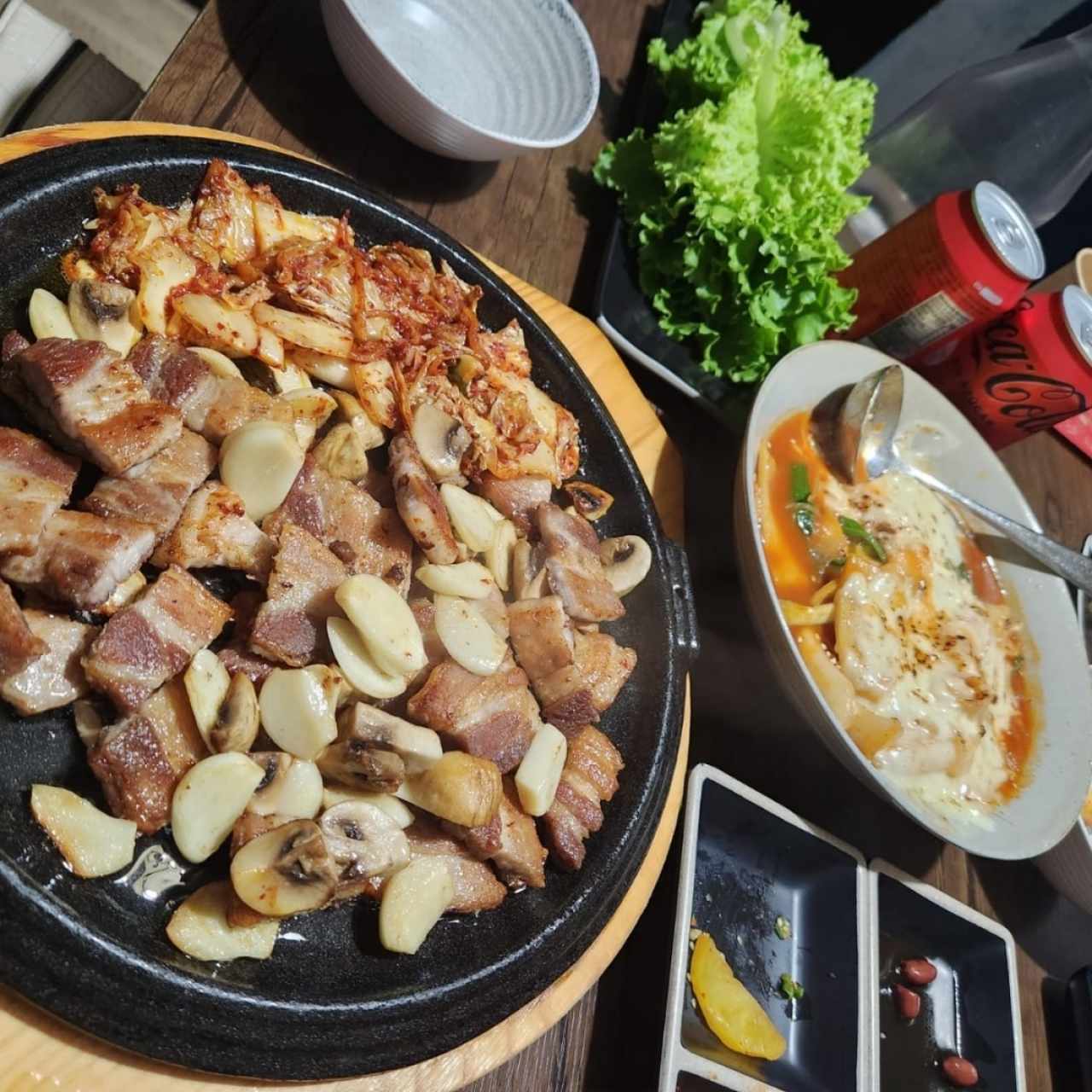 Samgyeopsal + Tteokbokki con queso 