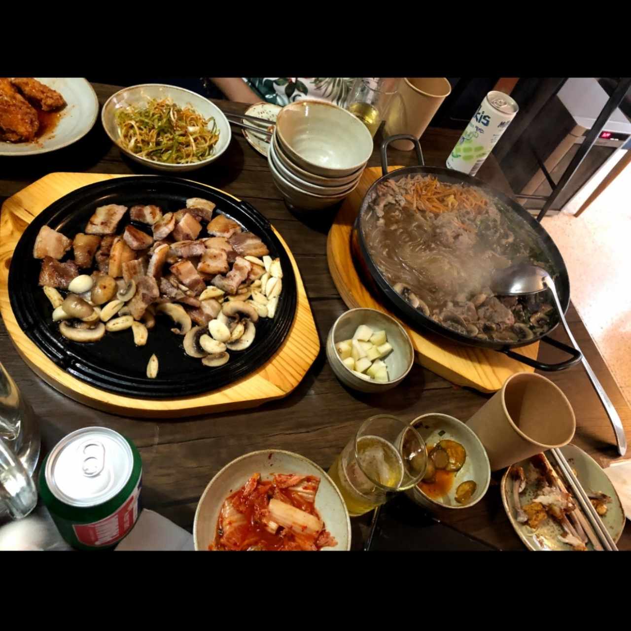 panceta con ajo , hongos y kimchi 