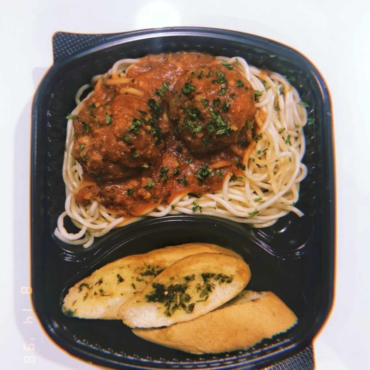 spaghetti con meatballs en salsa roja y pan al ajo