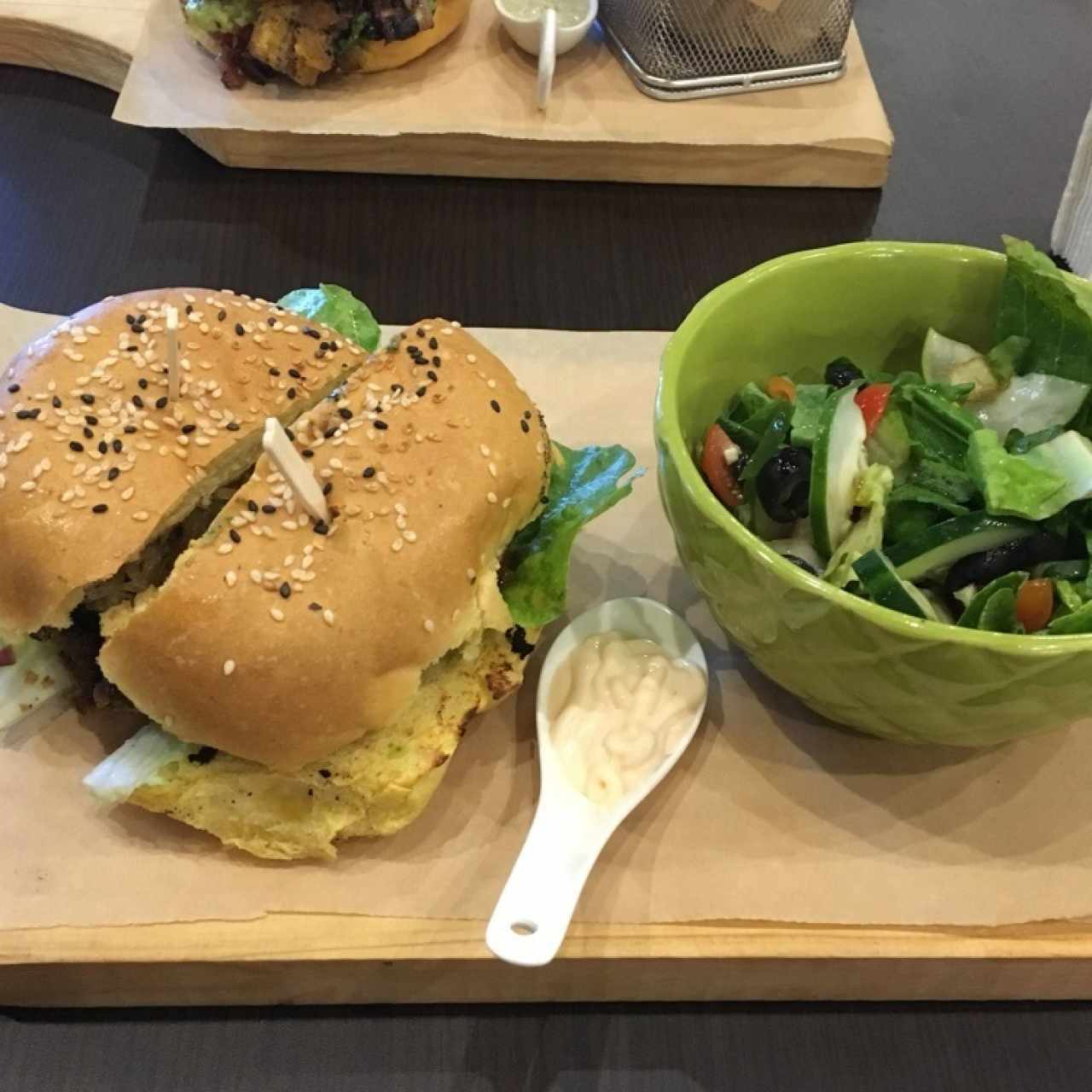 la Tokoyami Burger con ensalada de acompañamiento