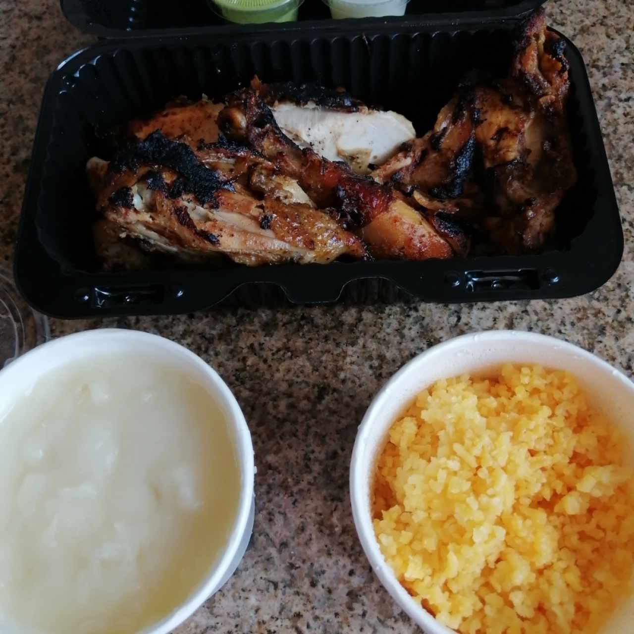 Pollo asado, yuca en puré y arroz 