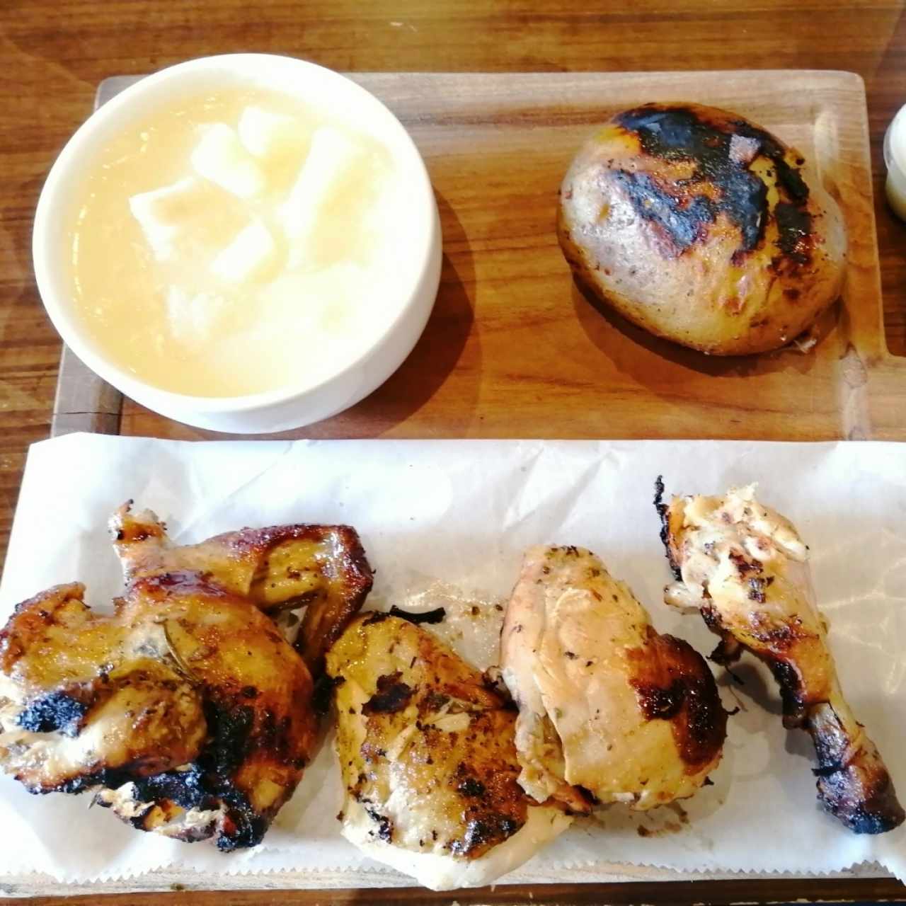 Buco pack de medio pollo mojadito de yuca y papa asada