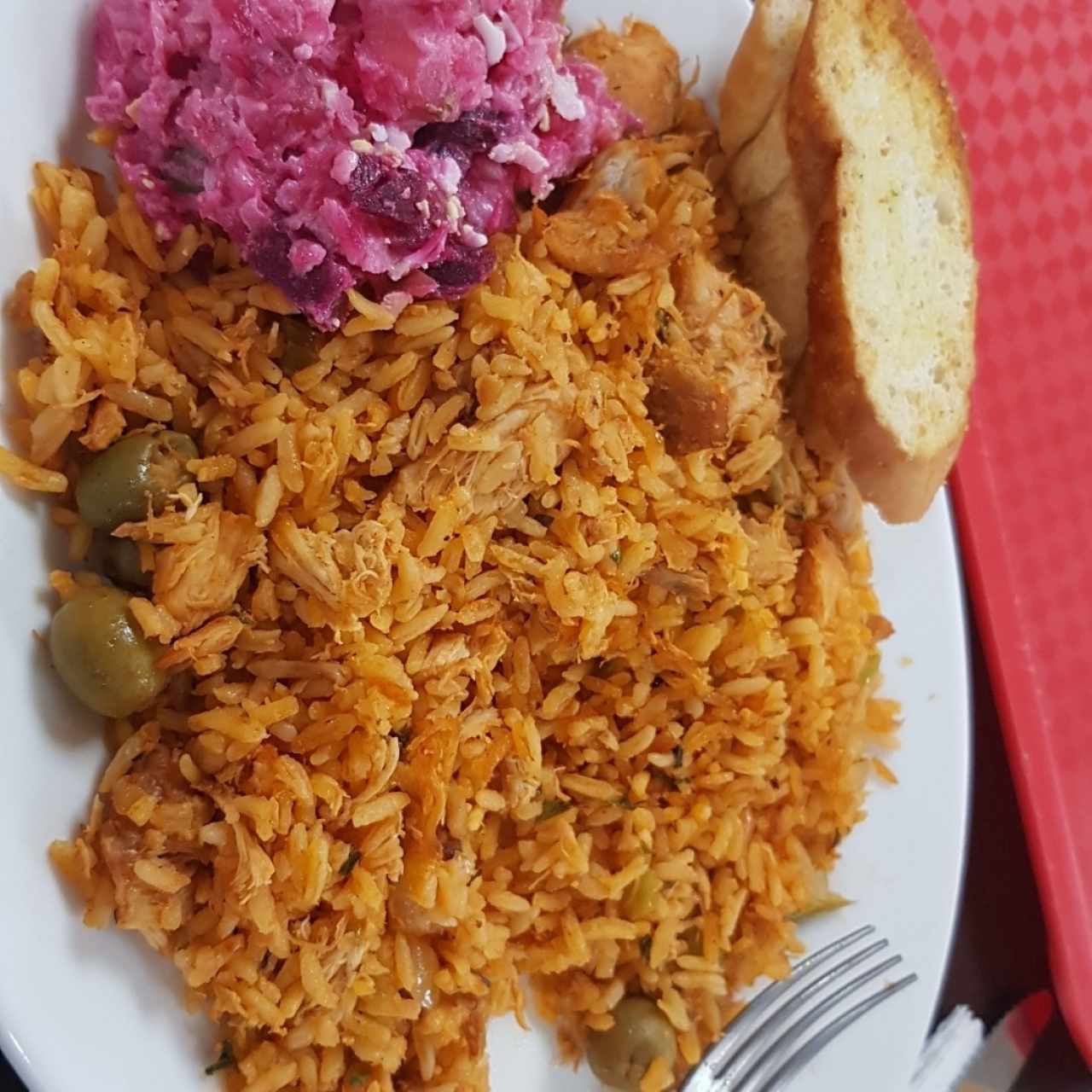 arroz con pollo y ensalada de feria