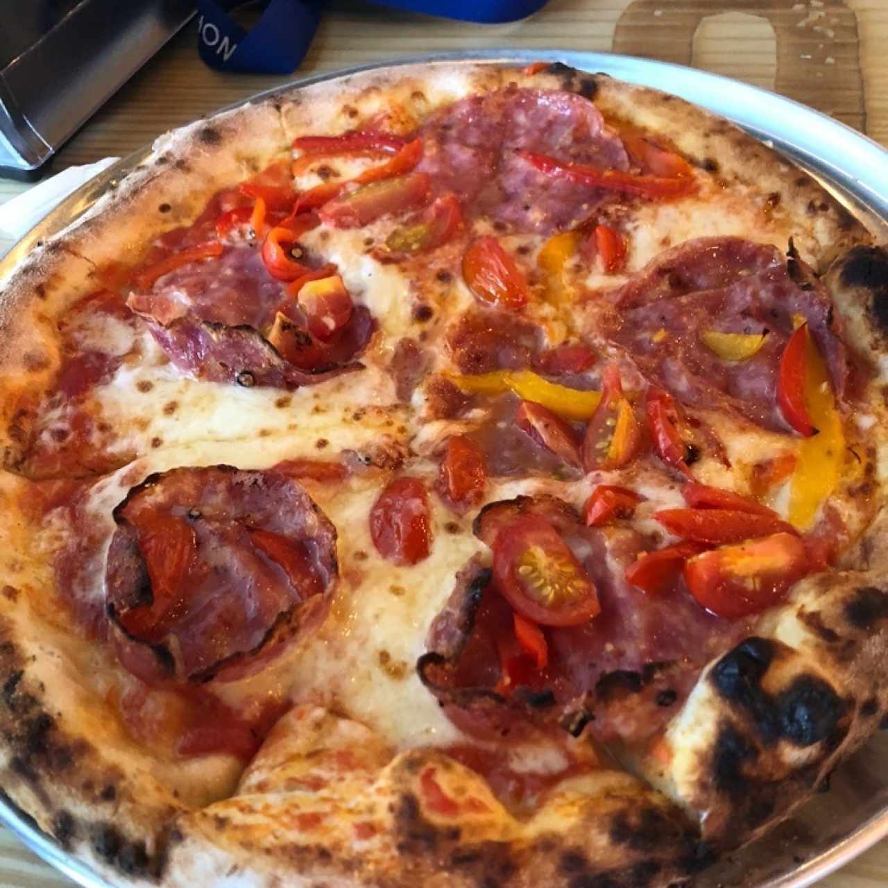 pizza salami, pimientos, tomate cherry 