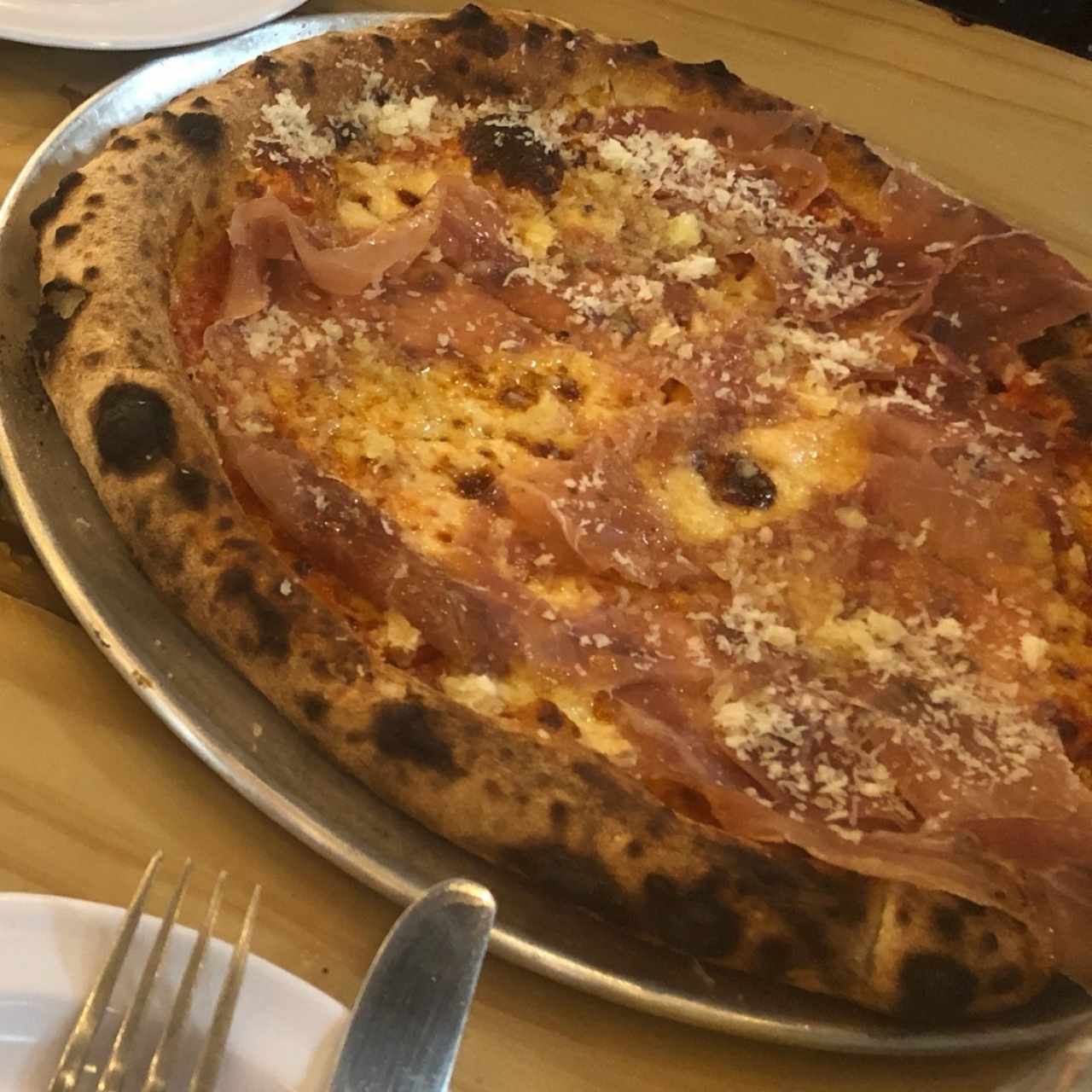 Pizza de jamón serrano, aceite de trufas y parmesano