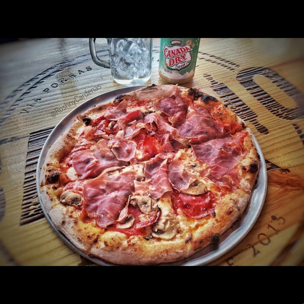 Pizza Chorizo Español, Prosciutto y Champignones - Barrio Pizza Marbella 