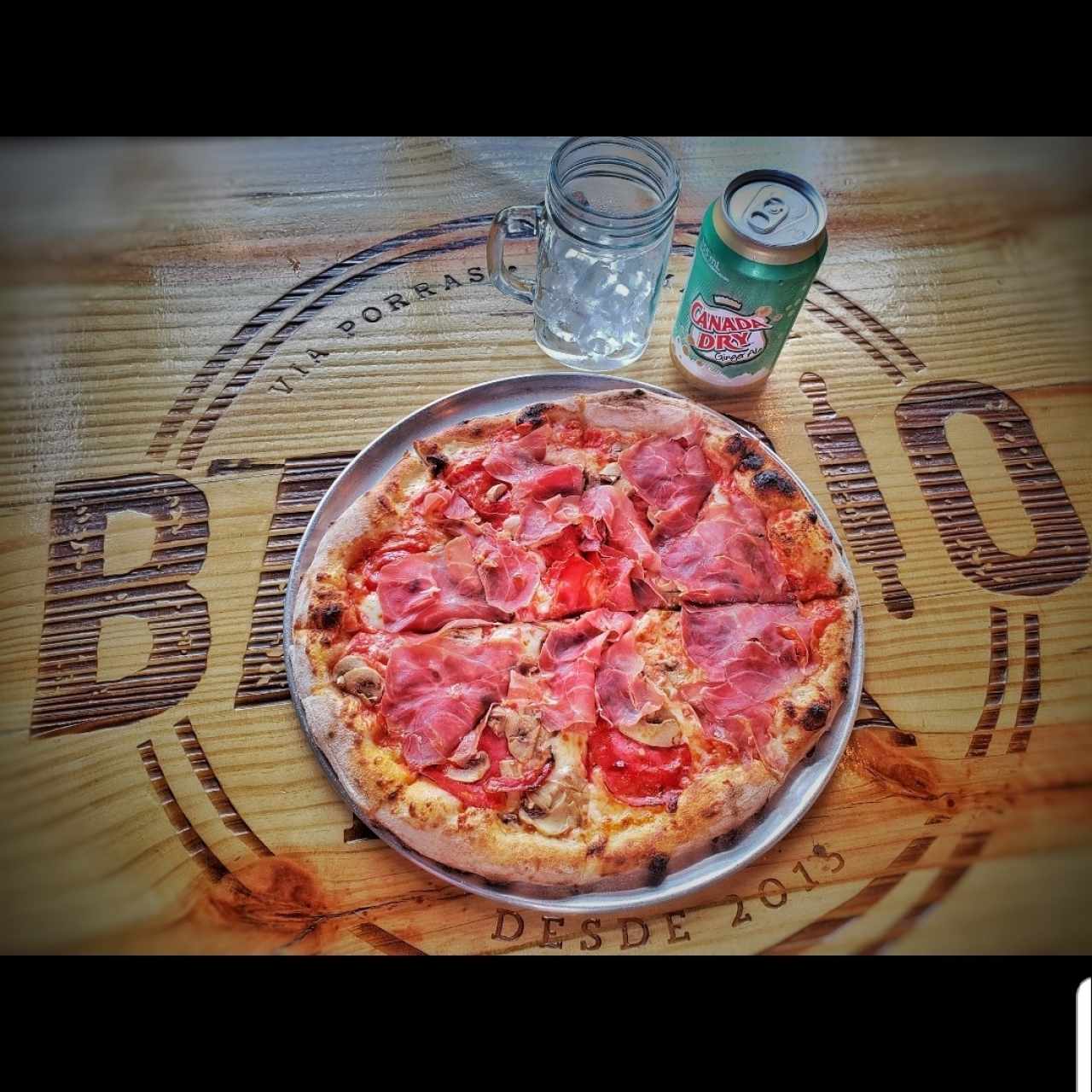 Barrio Pizza - Pizza Chorizo Español,  Prosciutto y Champiñones